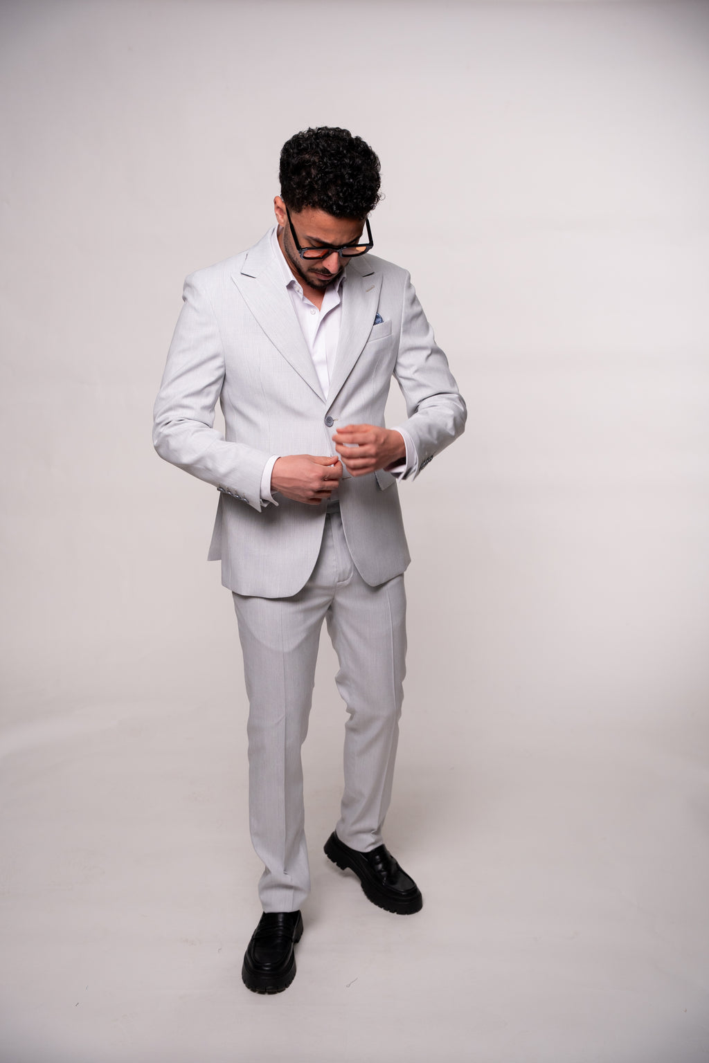 Costum barbati gri deschis in carouri