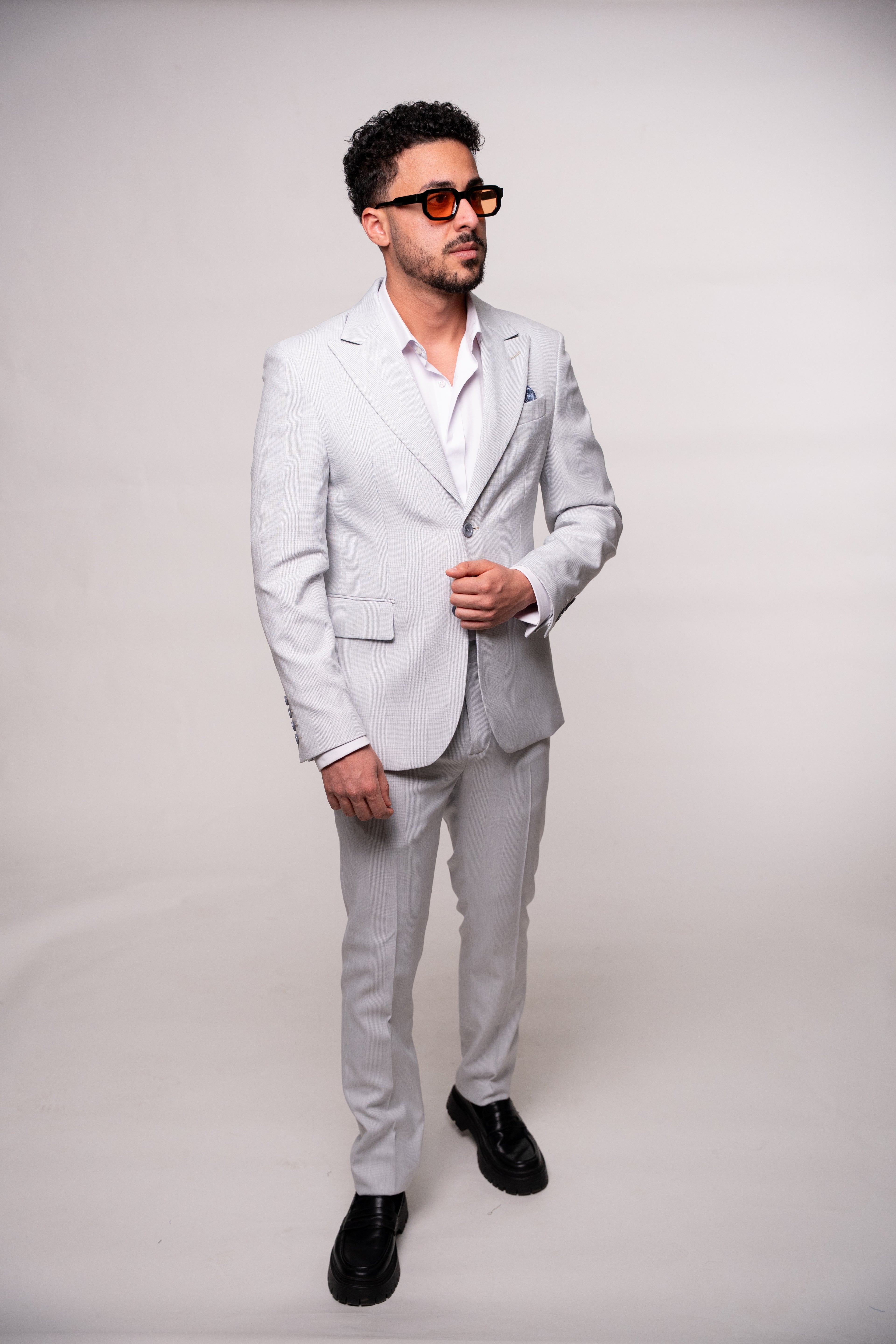 Costum barbati gri deschis in carouri