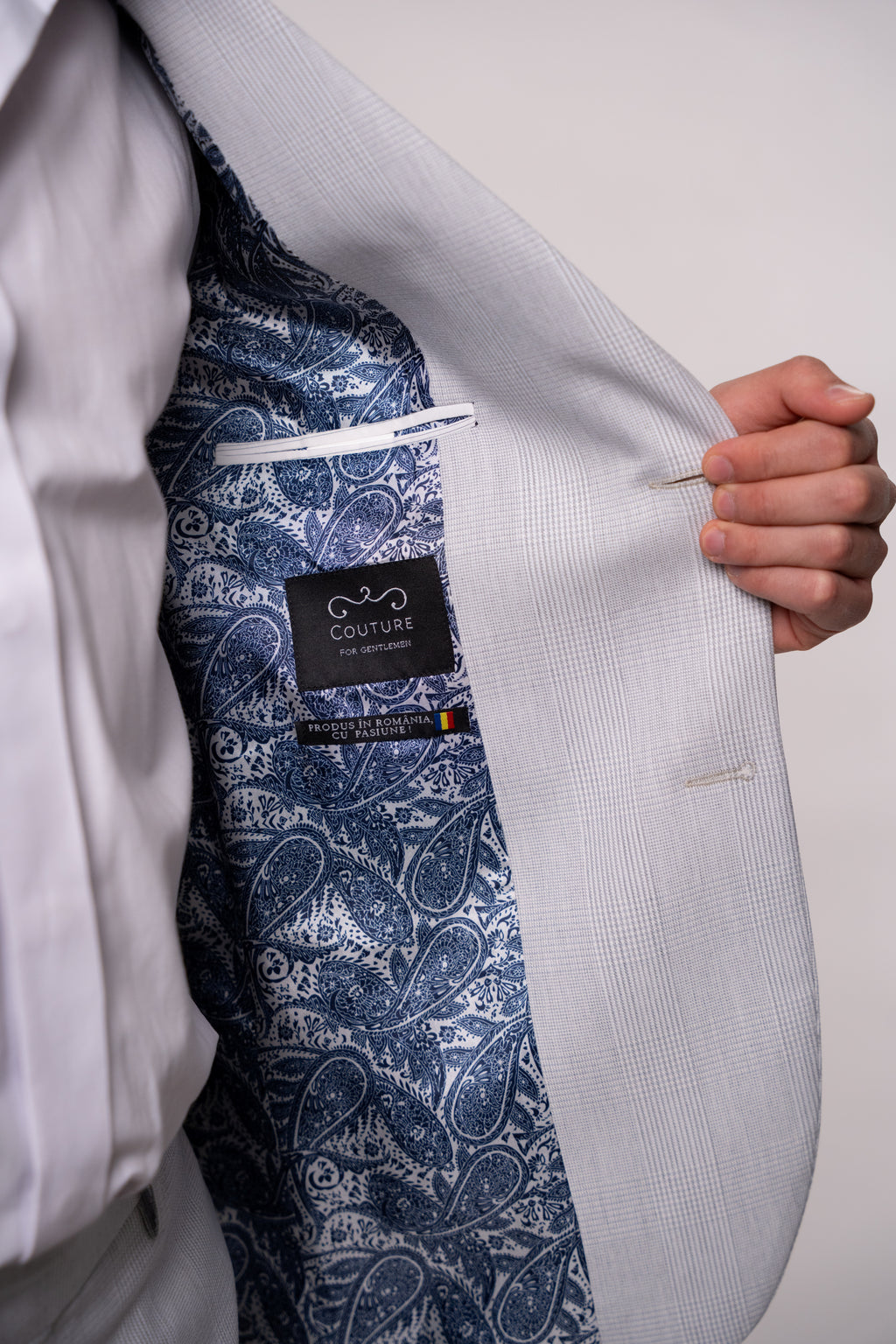 Costum barbati gri deschis in carouri