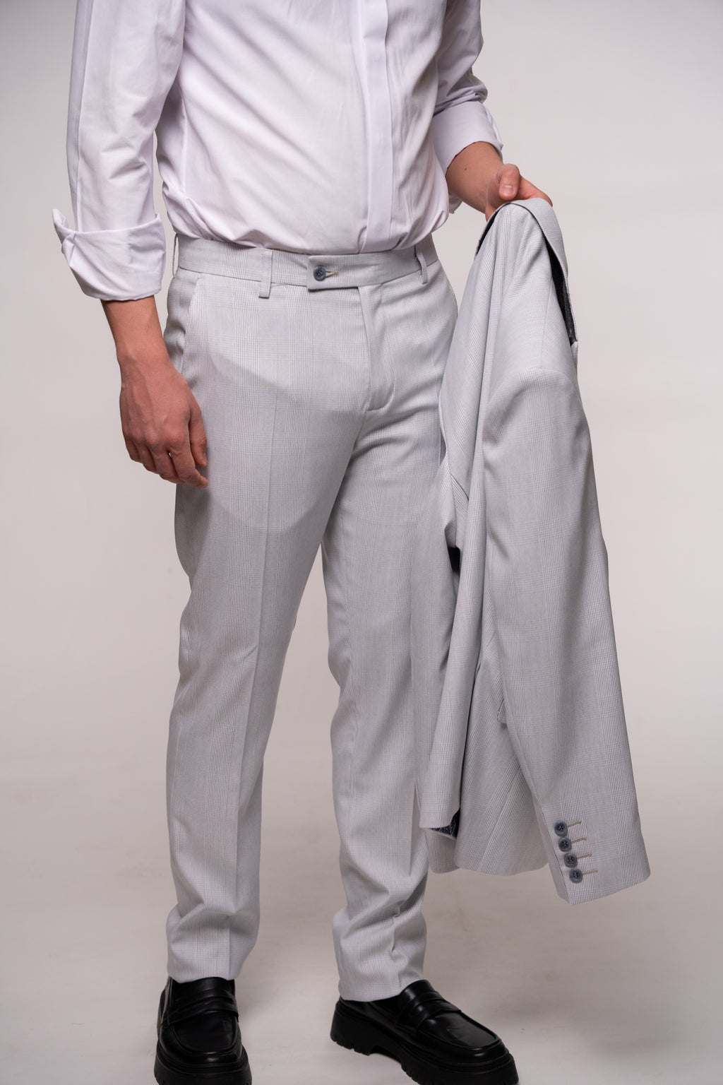 Costum barbati gri deschis in carouri