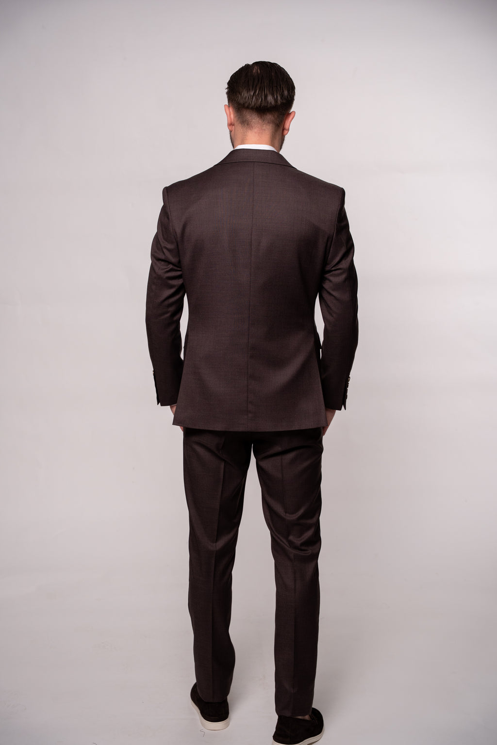 Chocolate brown Napoli costume for men, tailored fit, featuring classic lapels and buttons, ideal for formal occasions.