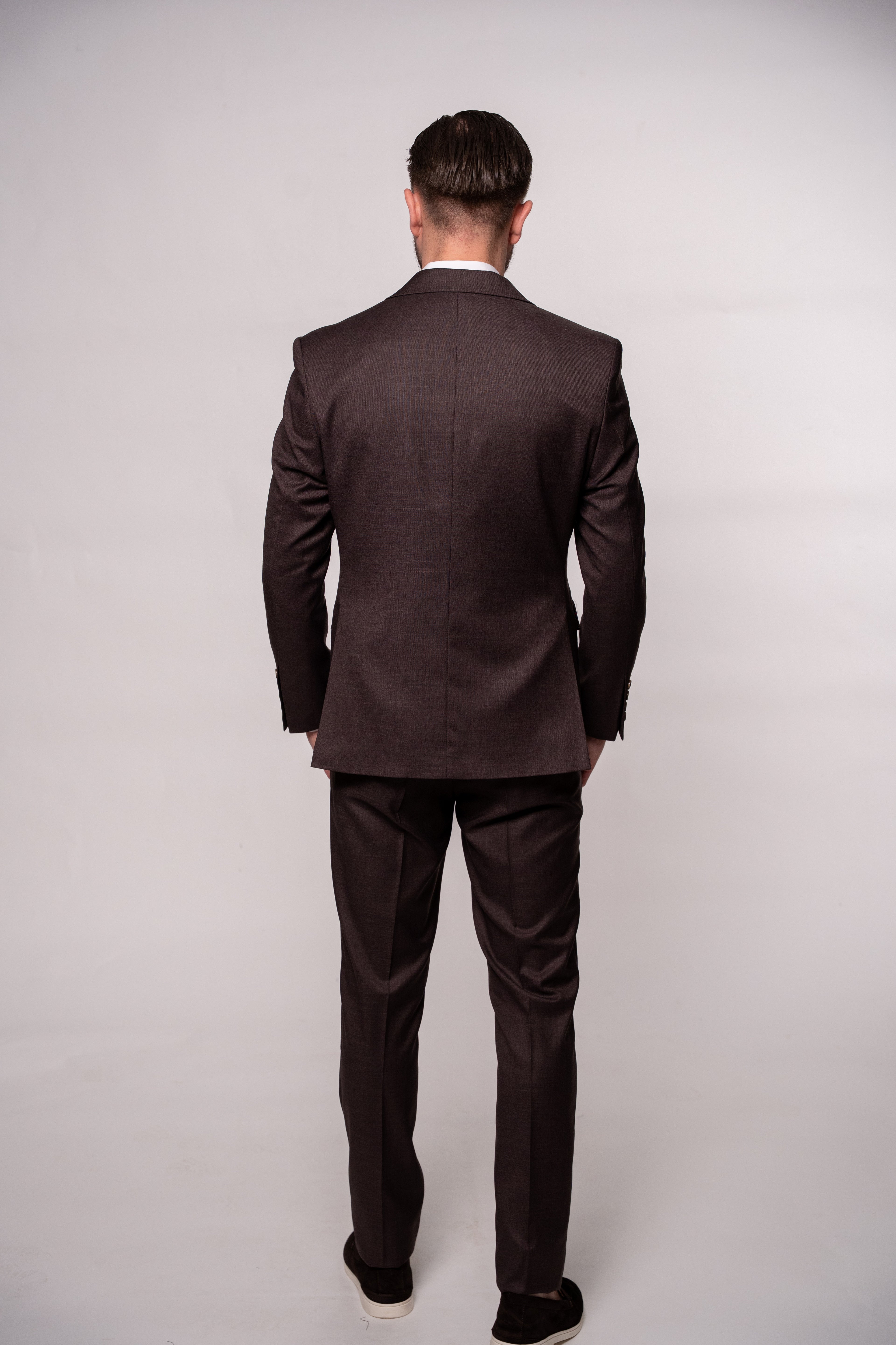 Chocolate brown Napoli costume for men, tailored fit, featuring classic lapels and buttons, ideal for formal occasions.