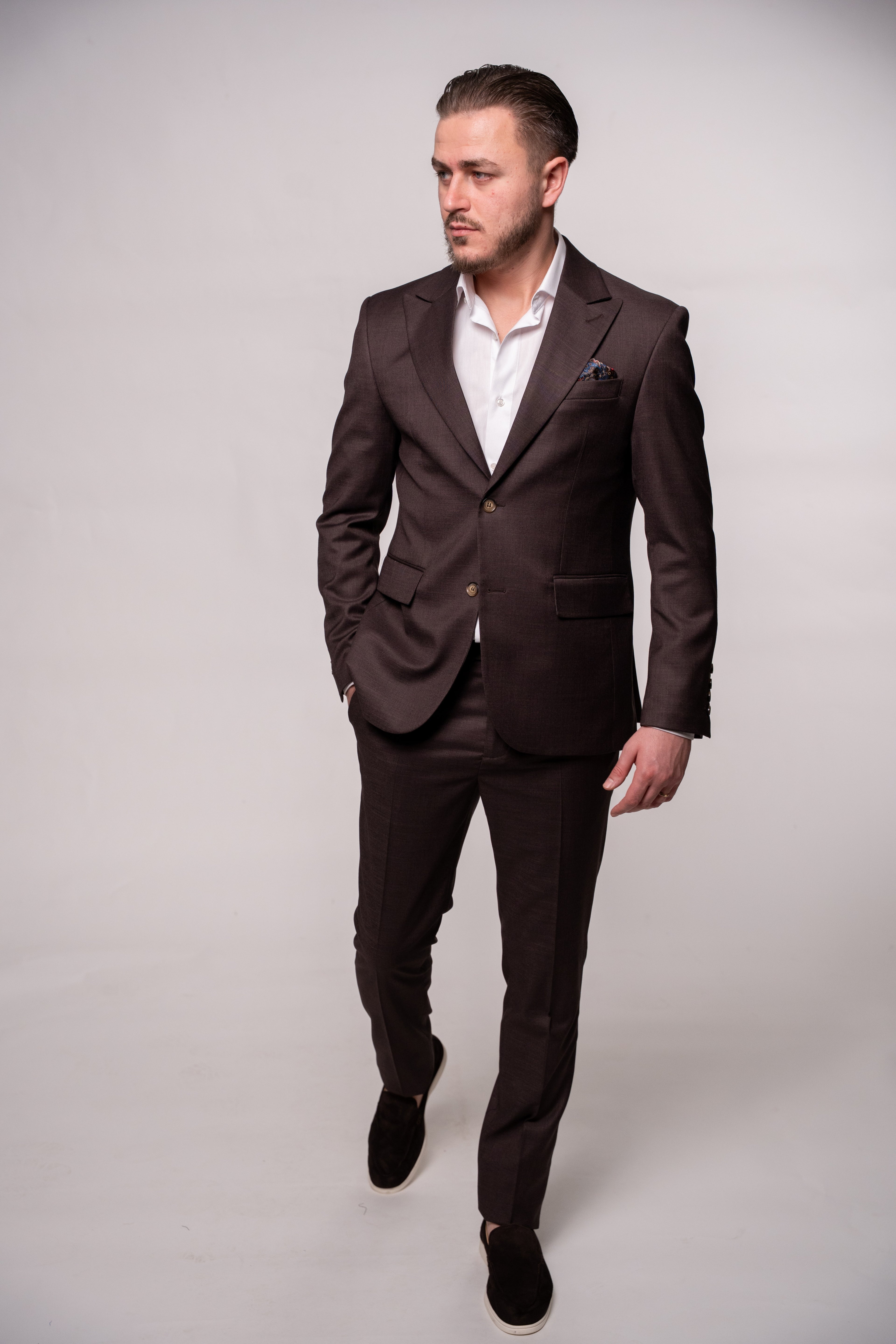 Chocolate brown Napoli costume for men, stylish and tailored, featuring classic details and elegant fit for sophisticated occasions.