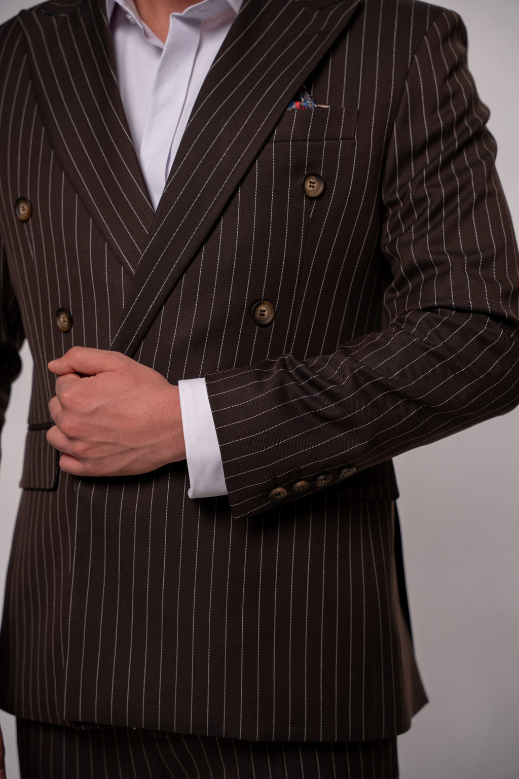 Costum cu două rânduri de nasturi maro dungi, elegant și clasic, de la Couture for Gentlemen.