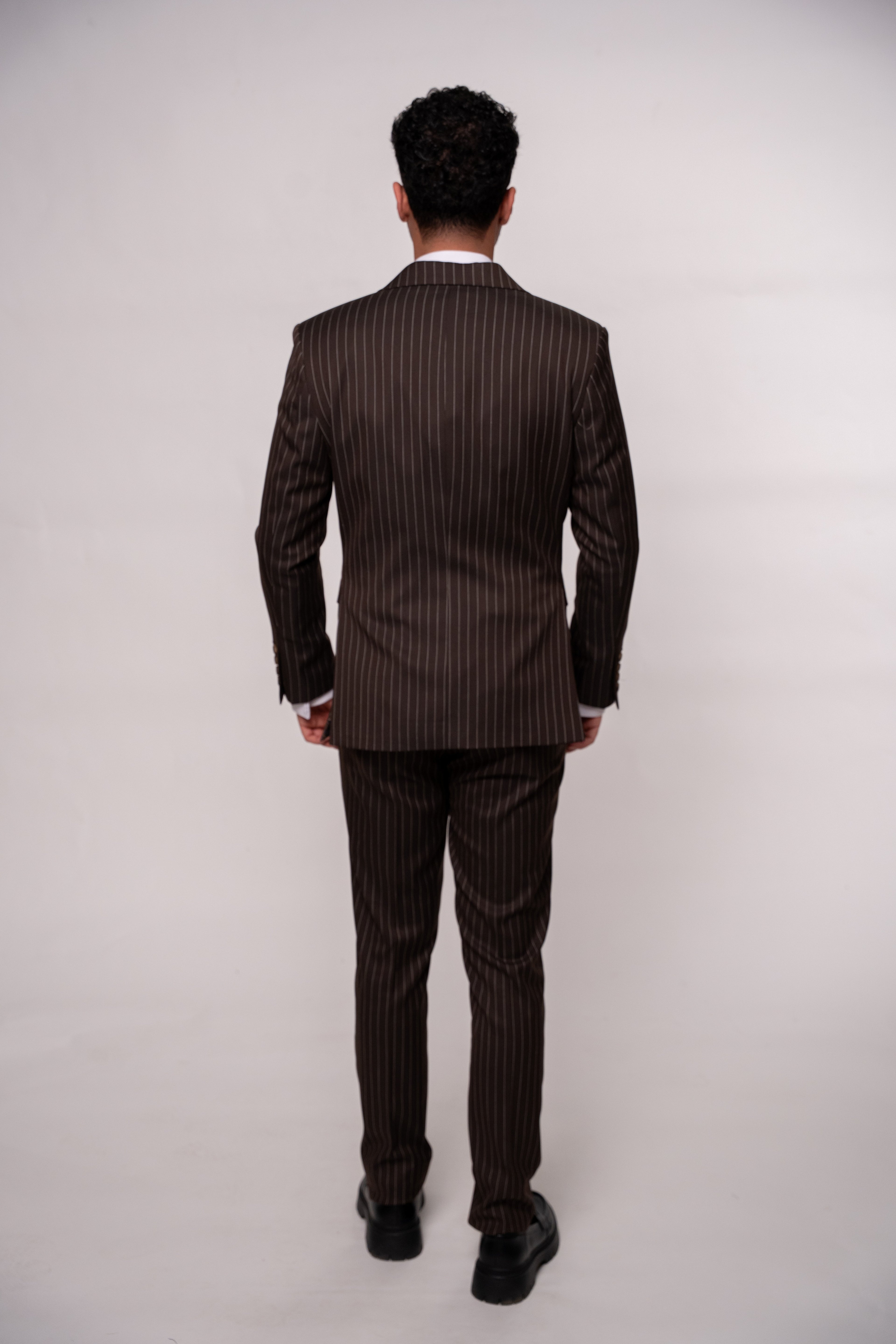 Costum la doua randuri de nasturi maro dungi