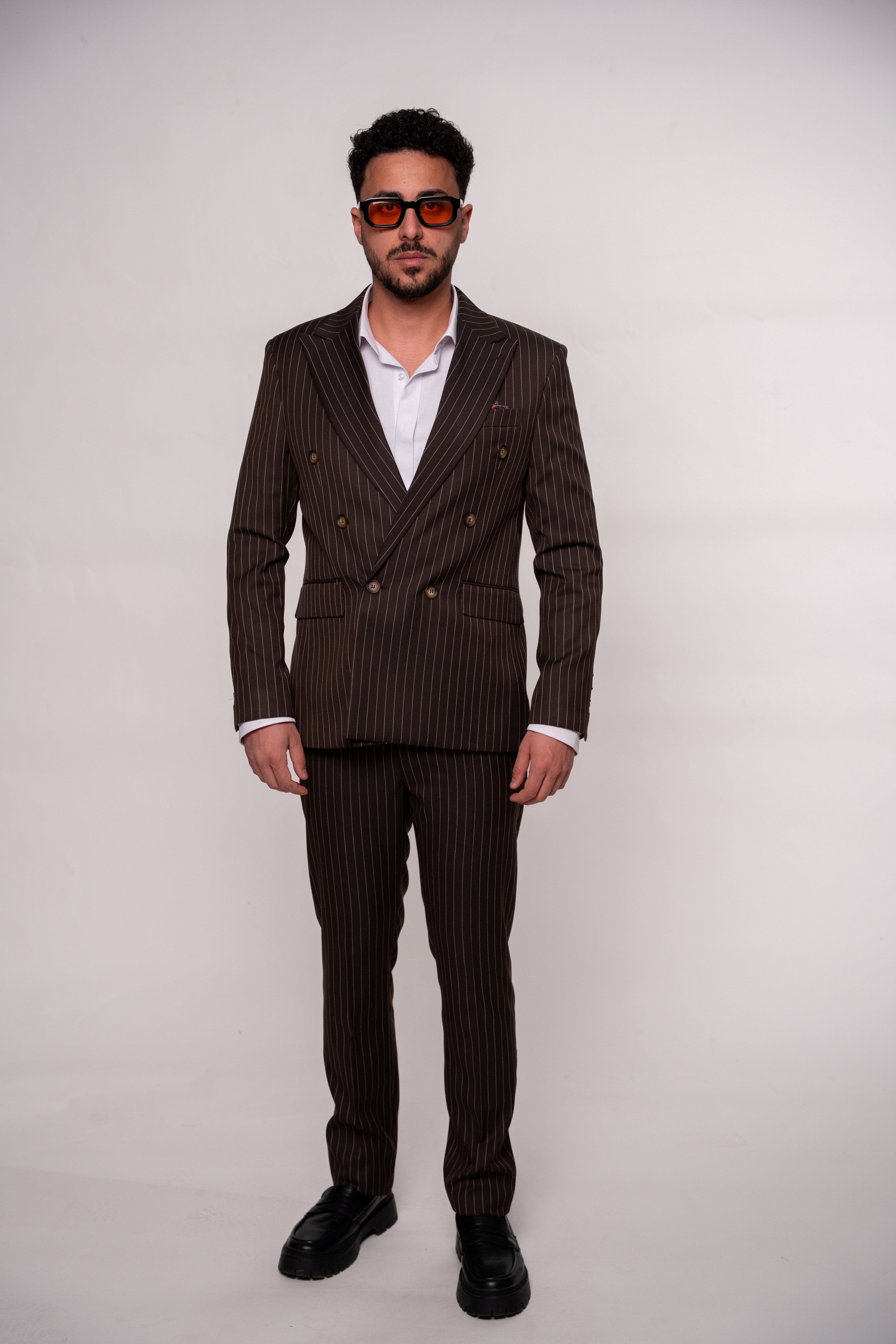 Costum la doua randuri de nasturi maro dungi