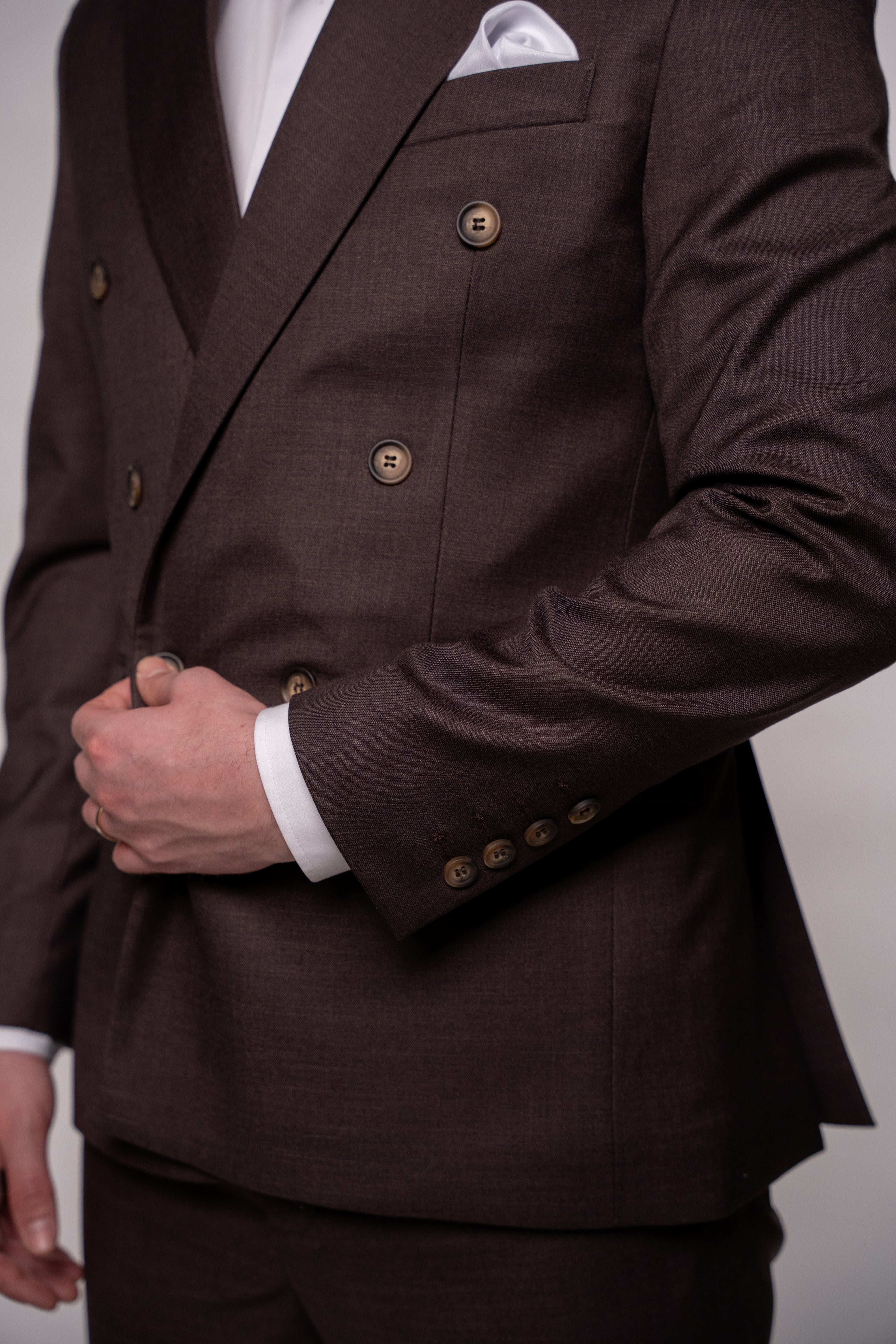 Costum la doua randuri de nasturi maro ciocolatiu de Napoli, pentru barbati CFG17-2r