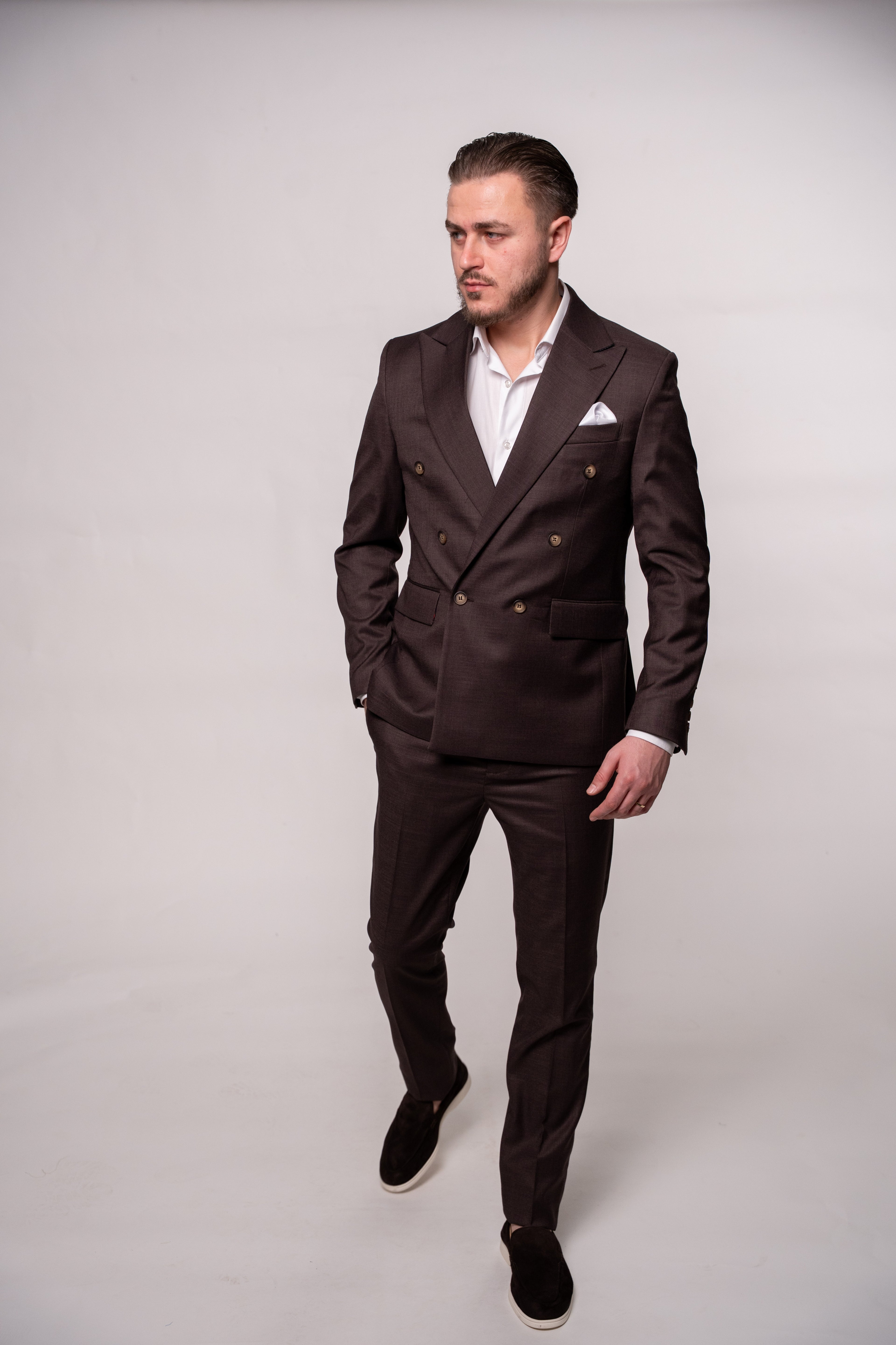 Costum la doua randuri de nasturi maro ciocolatiu de Napoli, pentru barbati CFG17-2r