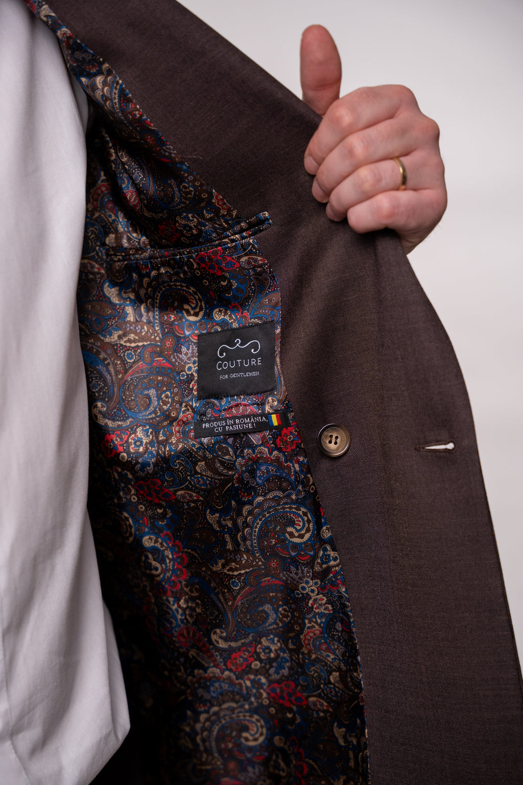 Brown chocolate Napoli-style two-row button costume for men, featuring classic design and detailed stitching.