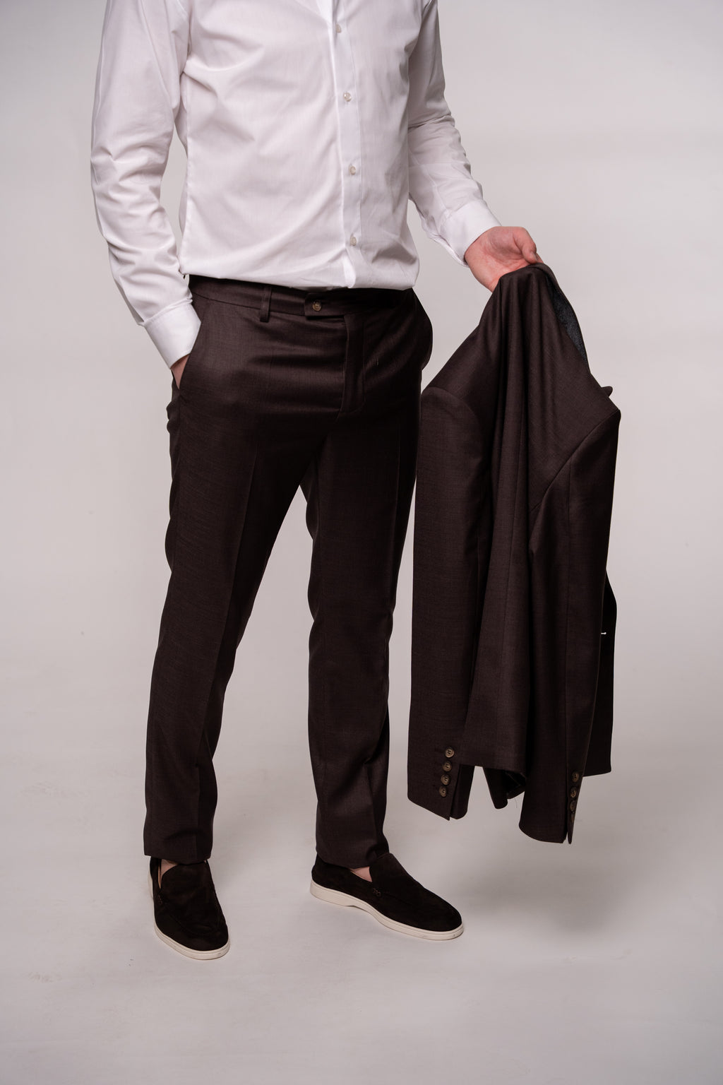 Chocolate brown Napoli two-row men's button costume with visible buttons, tailored details, and elegant fabric texture.