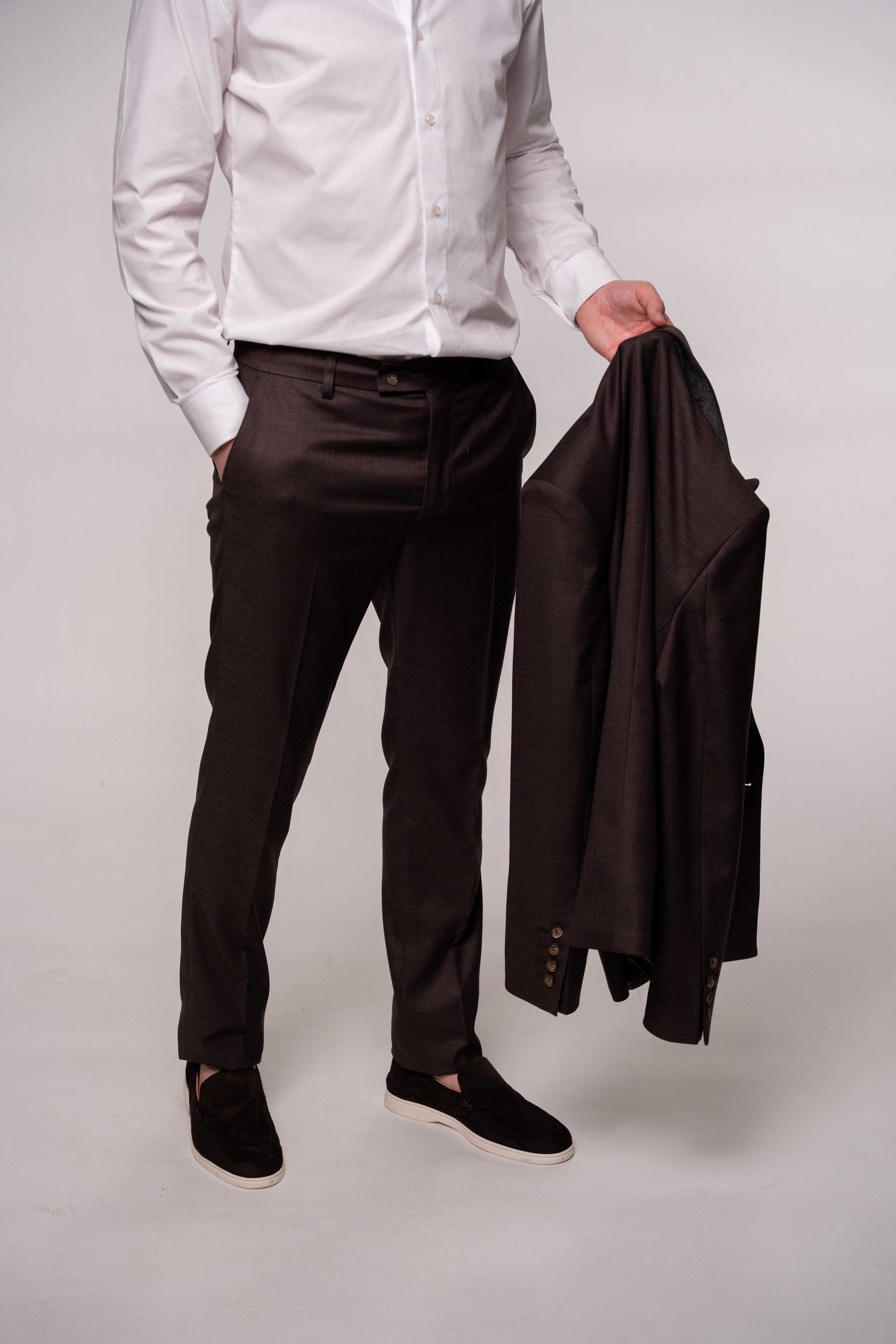 Chocolate brown Napoli two-row men's button costume with visible buttons, tailored details, and elegant fabric texture.