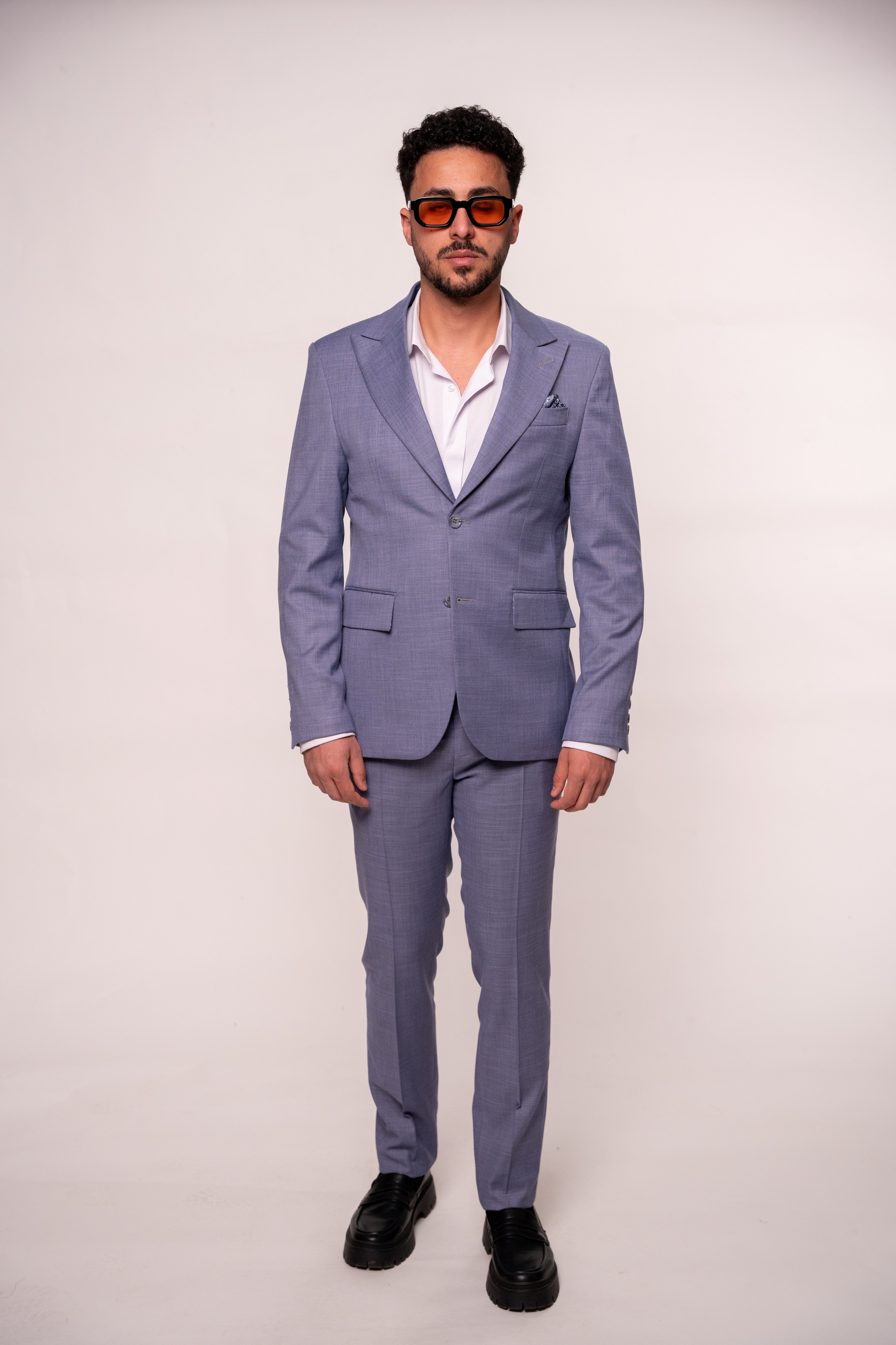 Men's purple and gray costume suit, stylish formal wear for men, featuring a tailored fit and elegant design.