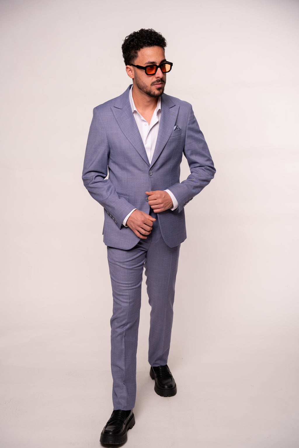 Elegant men's costume in purple and gray, featuring tailored fit and stylish details, ideal for formal occasions.