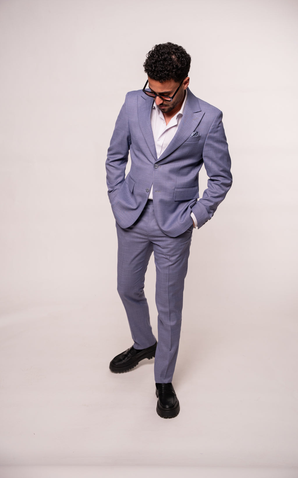 Men's purple and gray costume suit, tailored fit with stylish details, ideal for formal occasions.