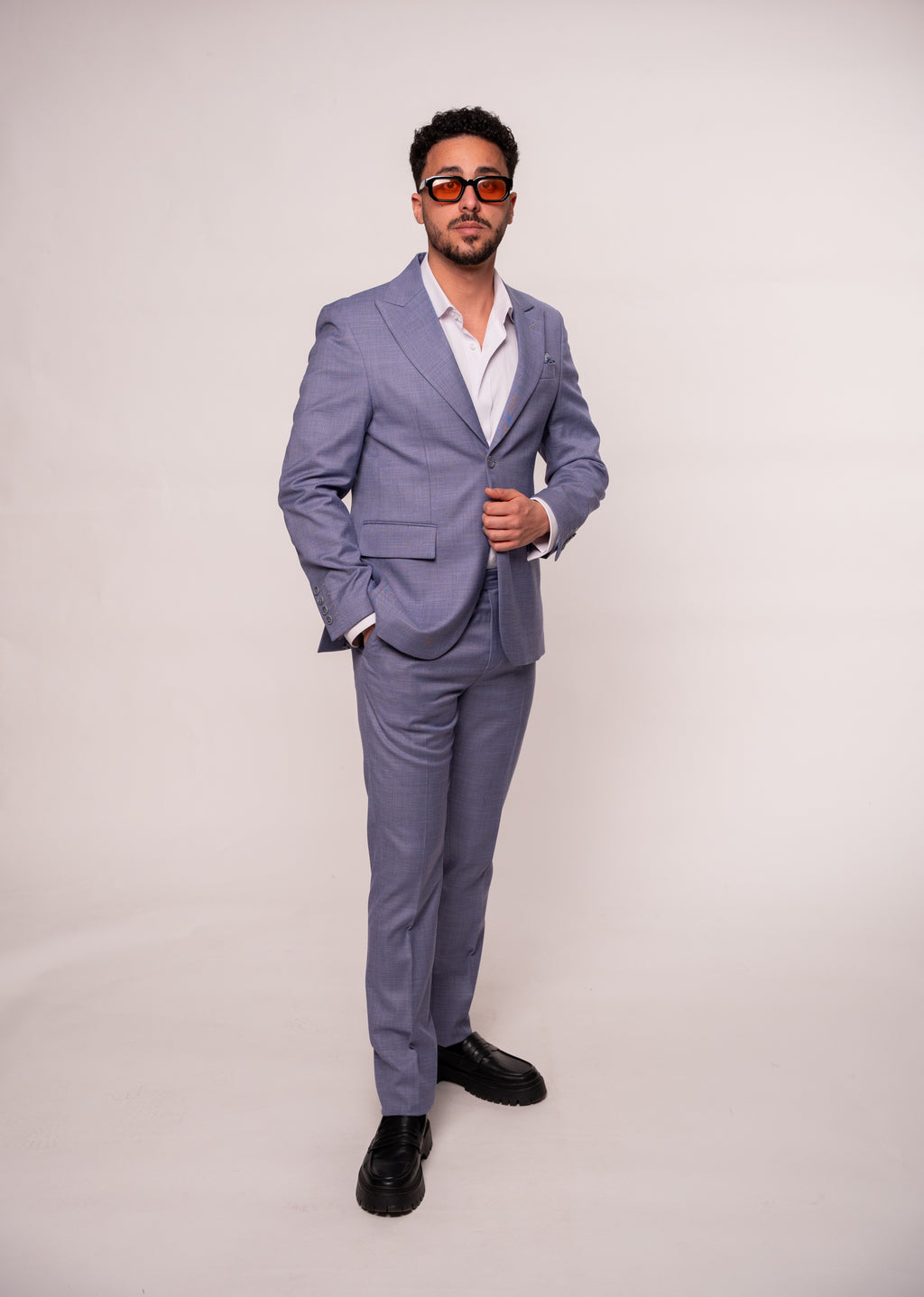 Elegant men's costume in purple and gray, featuring a tailored jacket and matching trousers, perfect for formal occasions.