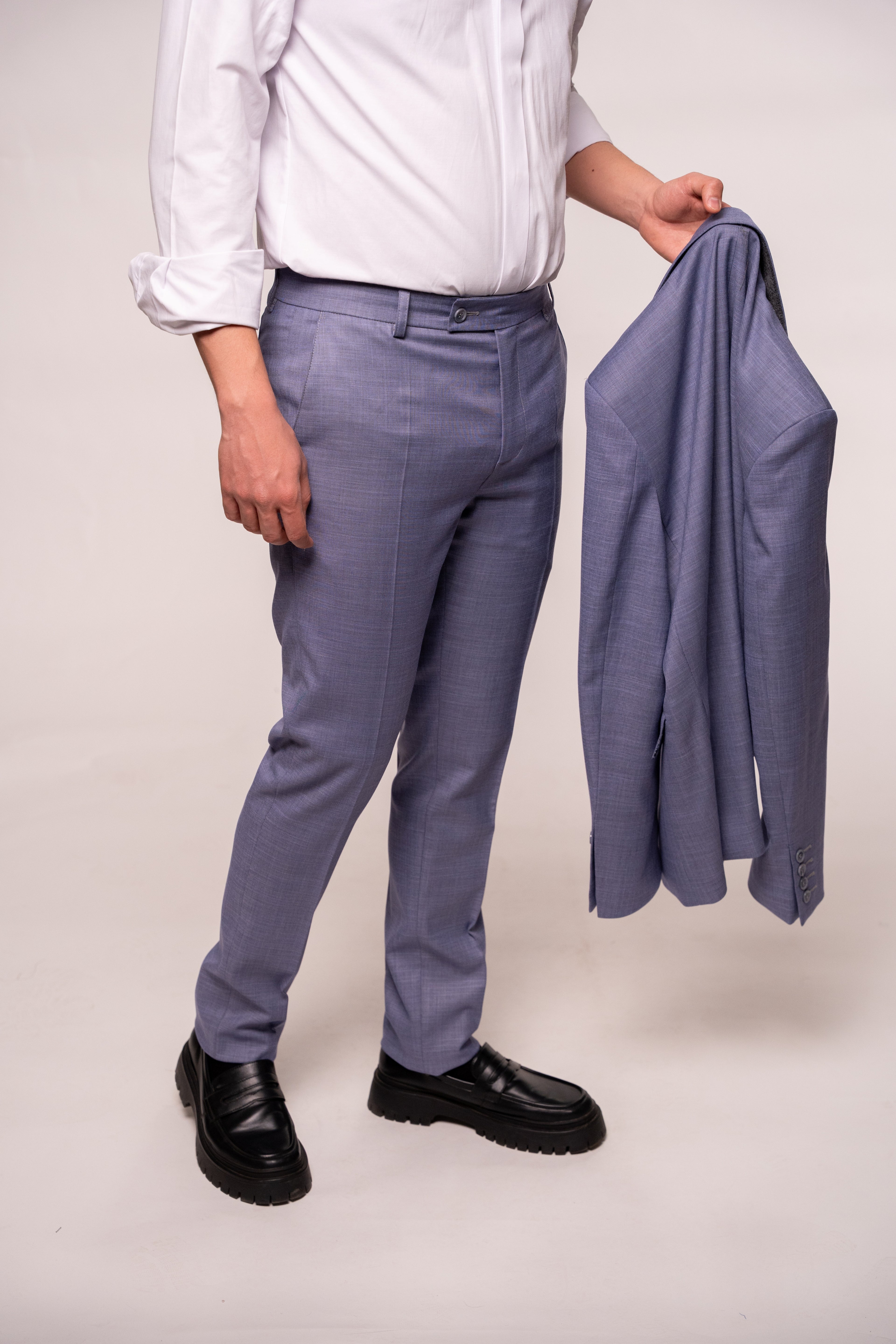 Elegant men's costume in purple and gray fabric, tailored fit, featuring a blazer and matching trousers for formal occasions.