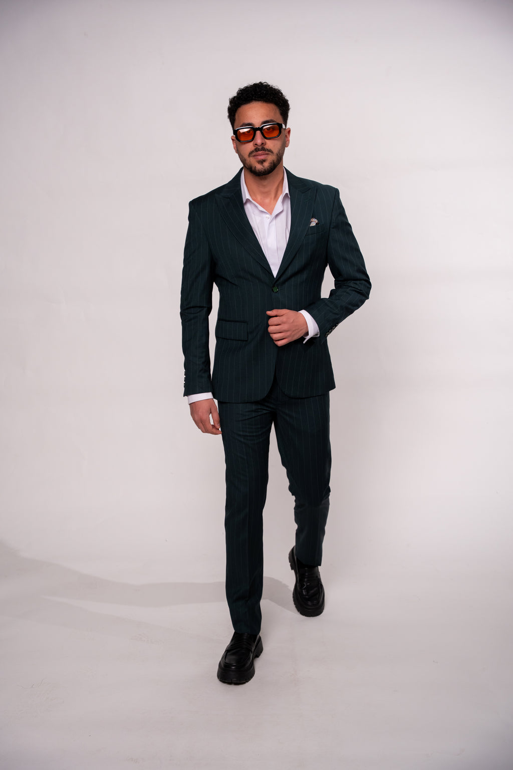 Men's green striped costume suit, stylish and tailored, featuring a classic design perfect for formal occasions.