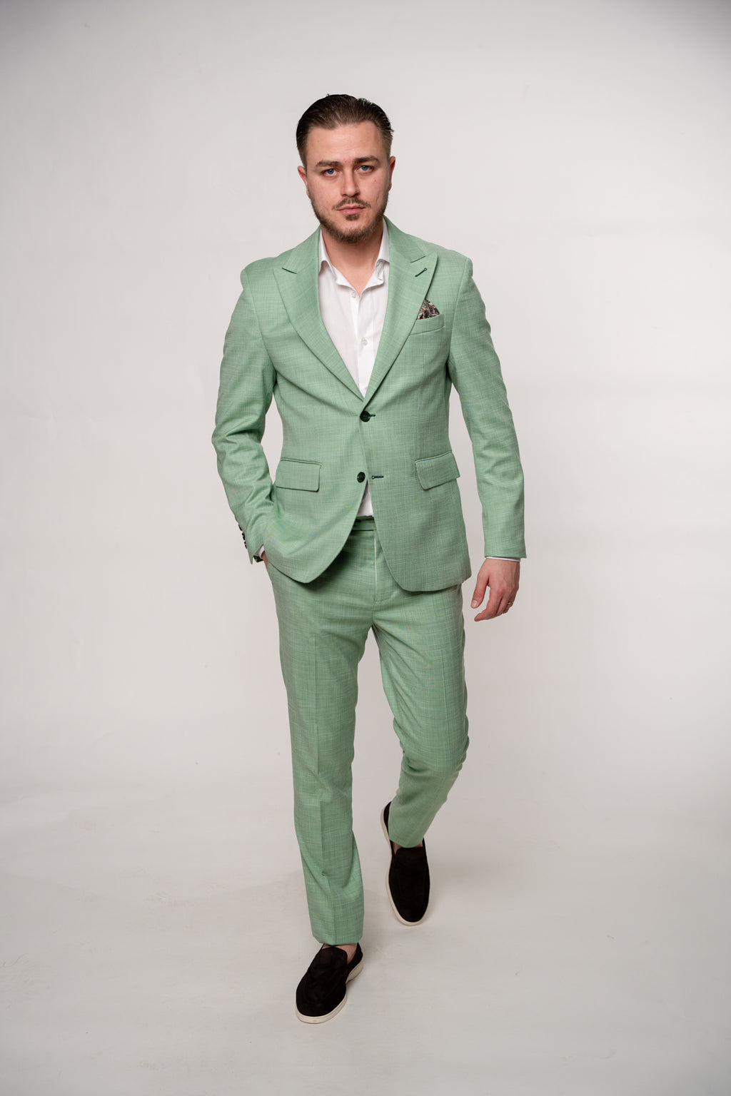 Green Amalfi costume for men, stylish suit with tailored fit, showcased in a professional image.