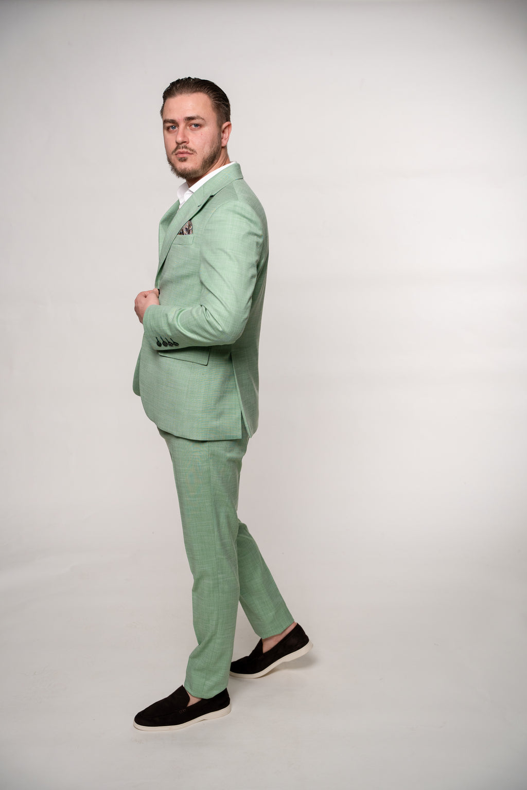 Green Amalfi costume for men, tailored suit with notch lapel and slim fit, stylish formalwear for men.