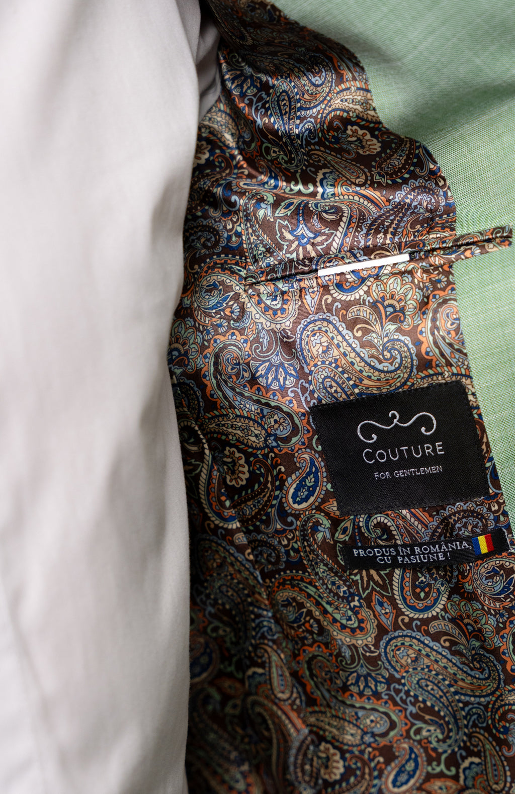 Green Amalfi costume for men, stylish tailored suit with notch lapel and matching trousers, ideal for formal occasions.