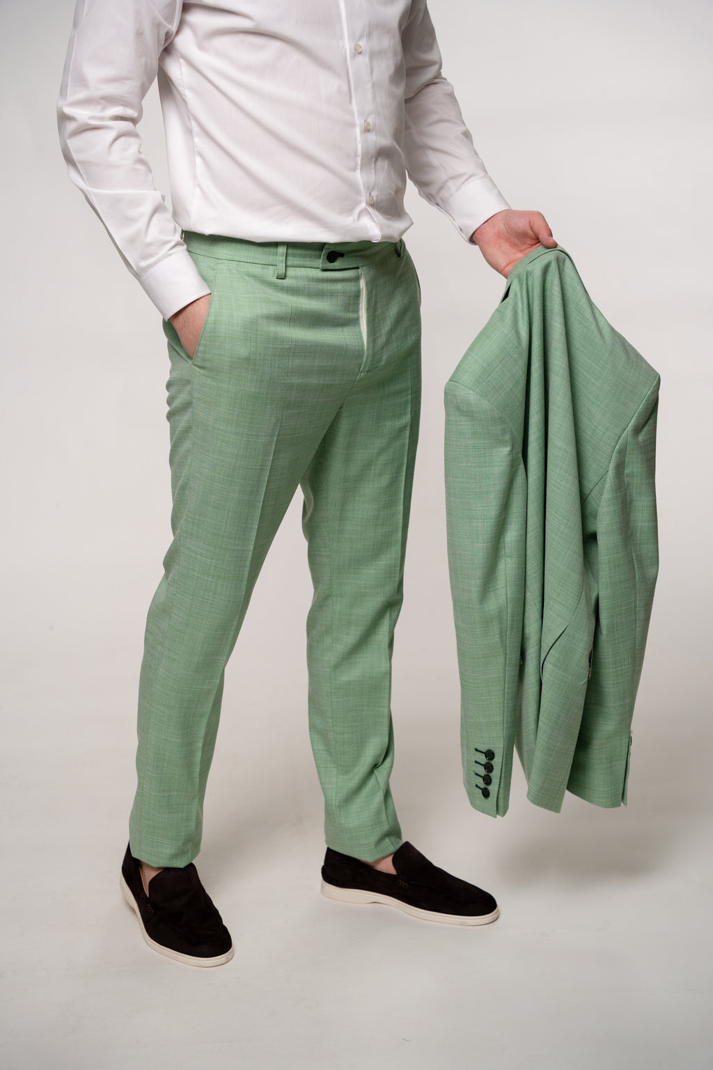 Green Amalfi costume for men, stylish tailored suit with matching jacket and trousers, ideal for formal occasions.
