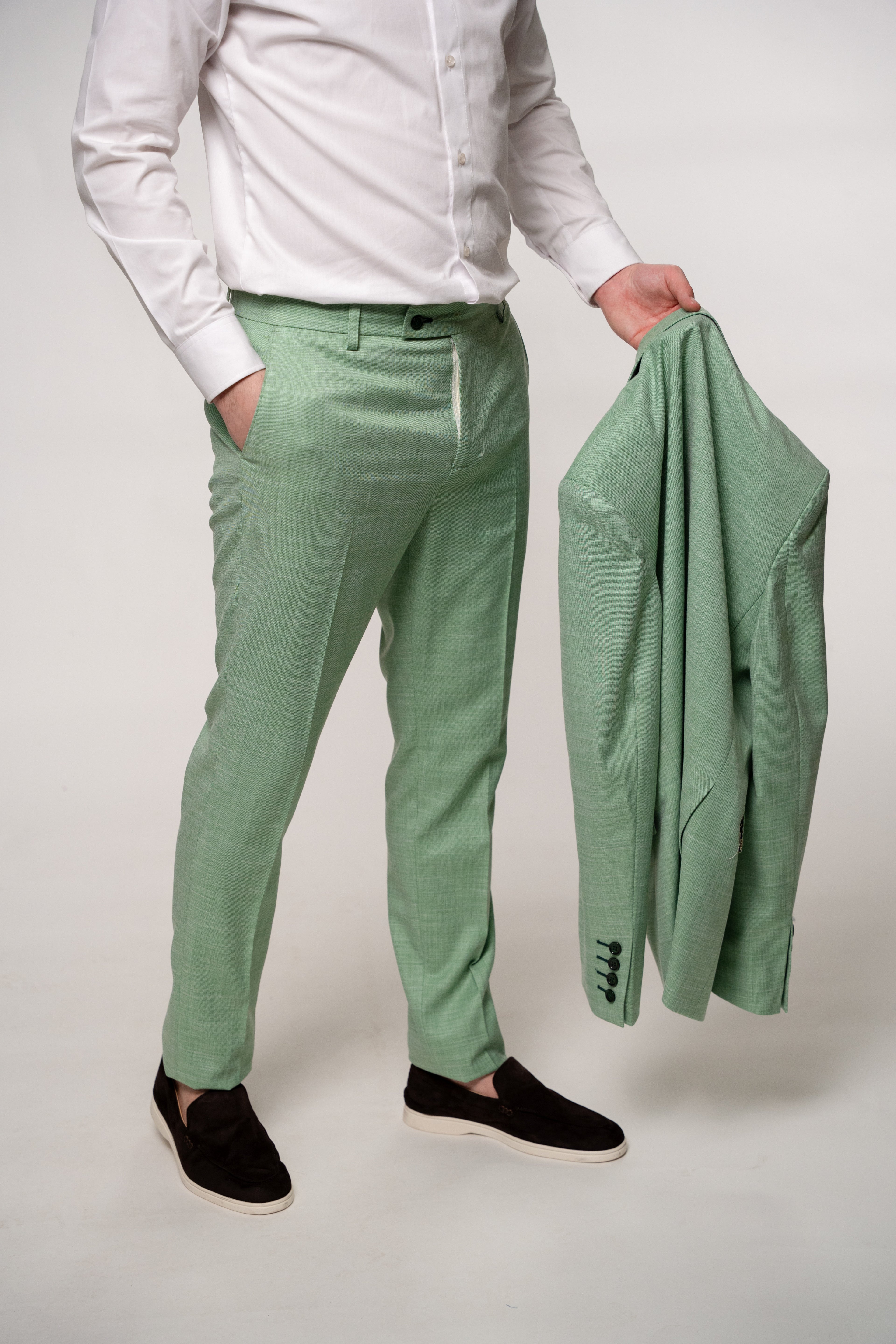Green Amalfi costume for men, stylish tailored suit with matching jacket and trousers, ideal for formal occasions.