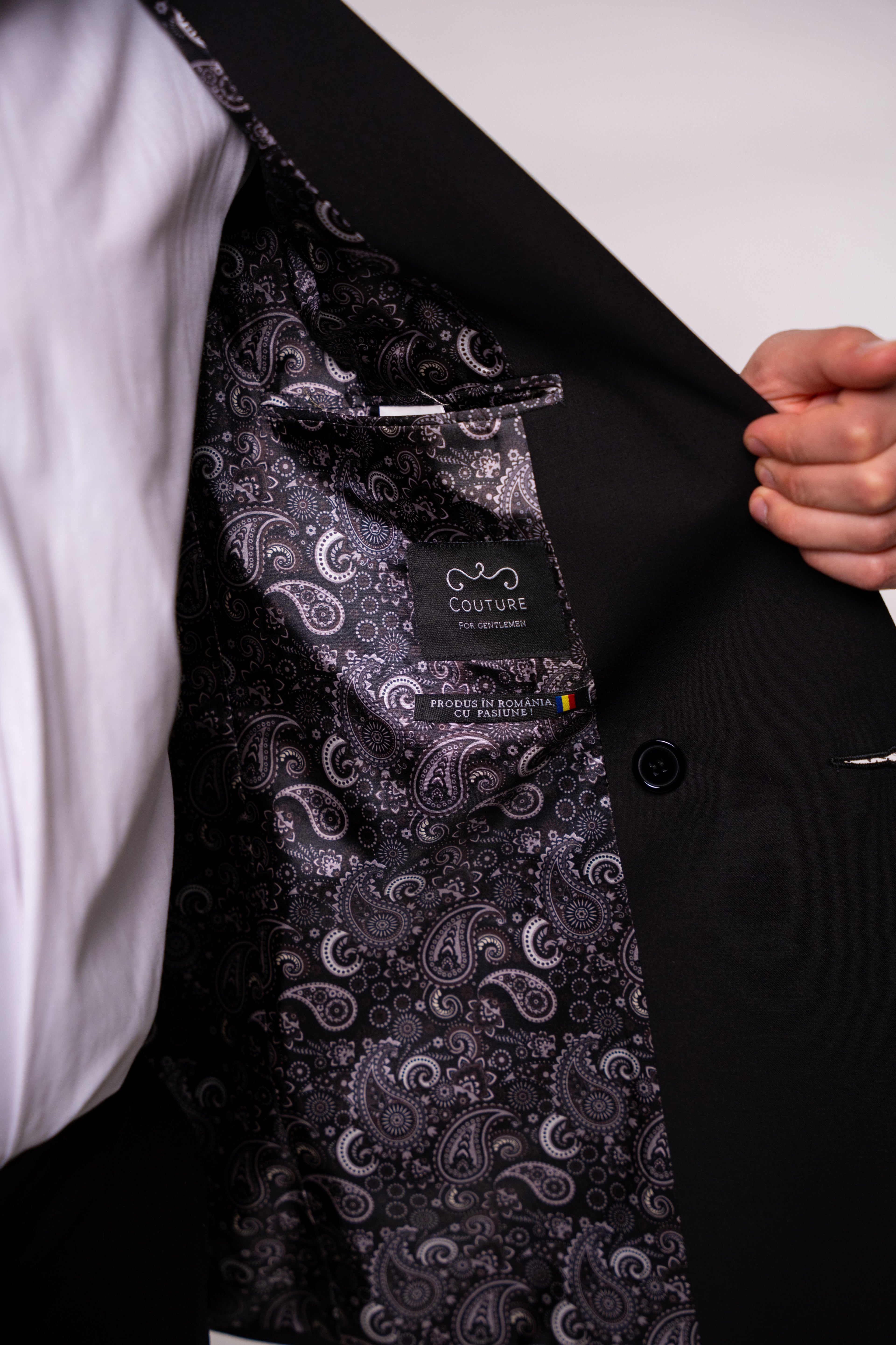 Black men's costume with two rows of buttons, tailored fit, stylish design, ideal for formal occasions.