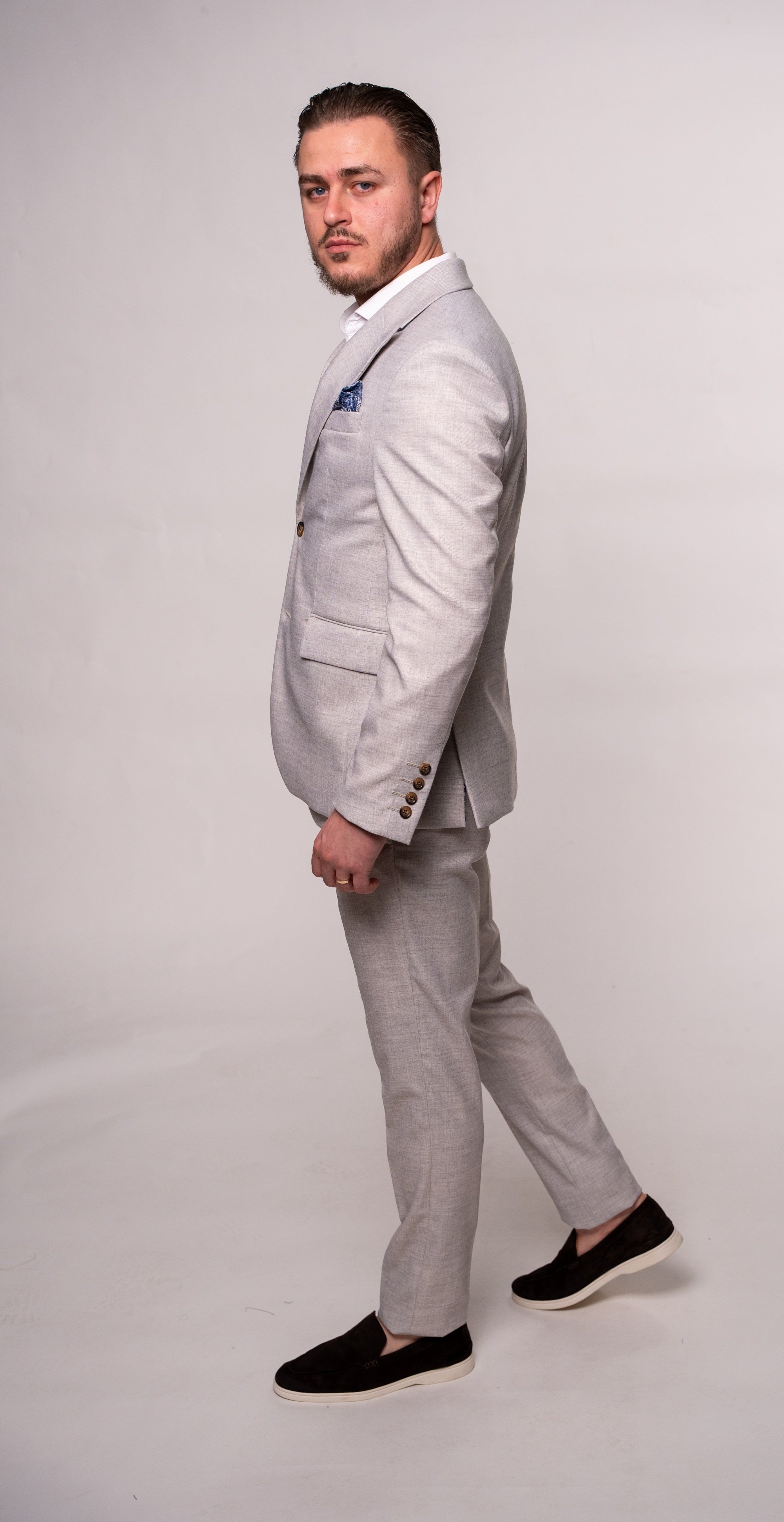 Costum barbati gri deschis