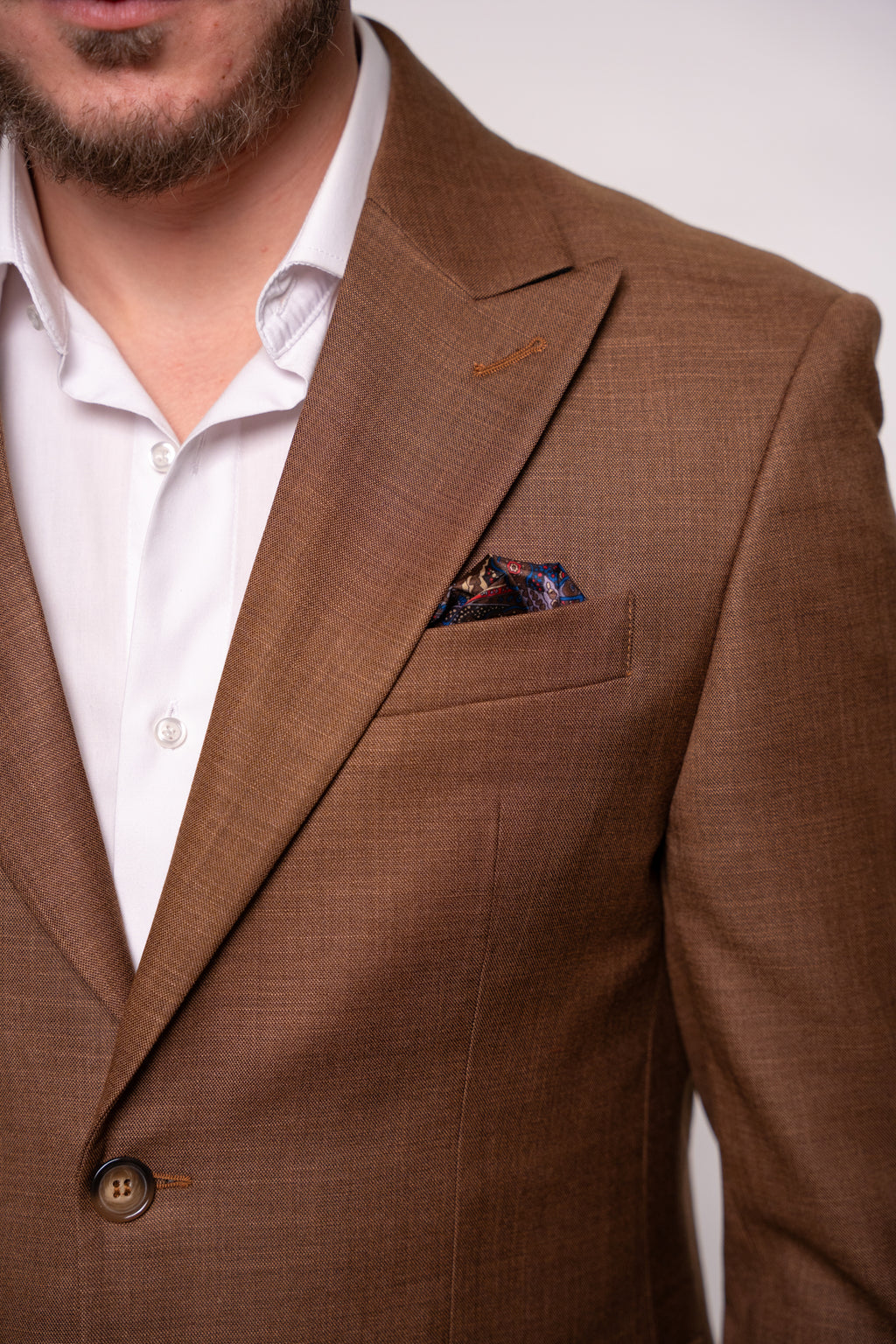 Light beige men's costume by Nisa, featuring a tailored fit and classic style, suitable for formal occasions.