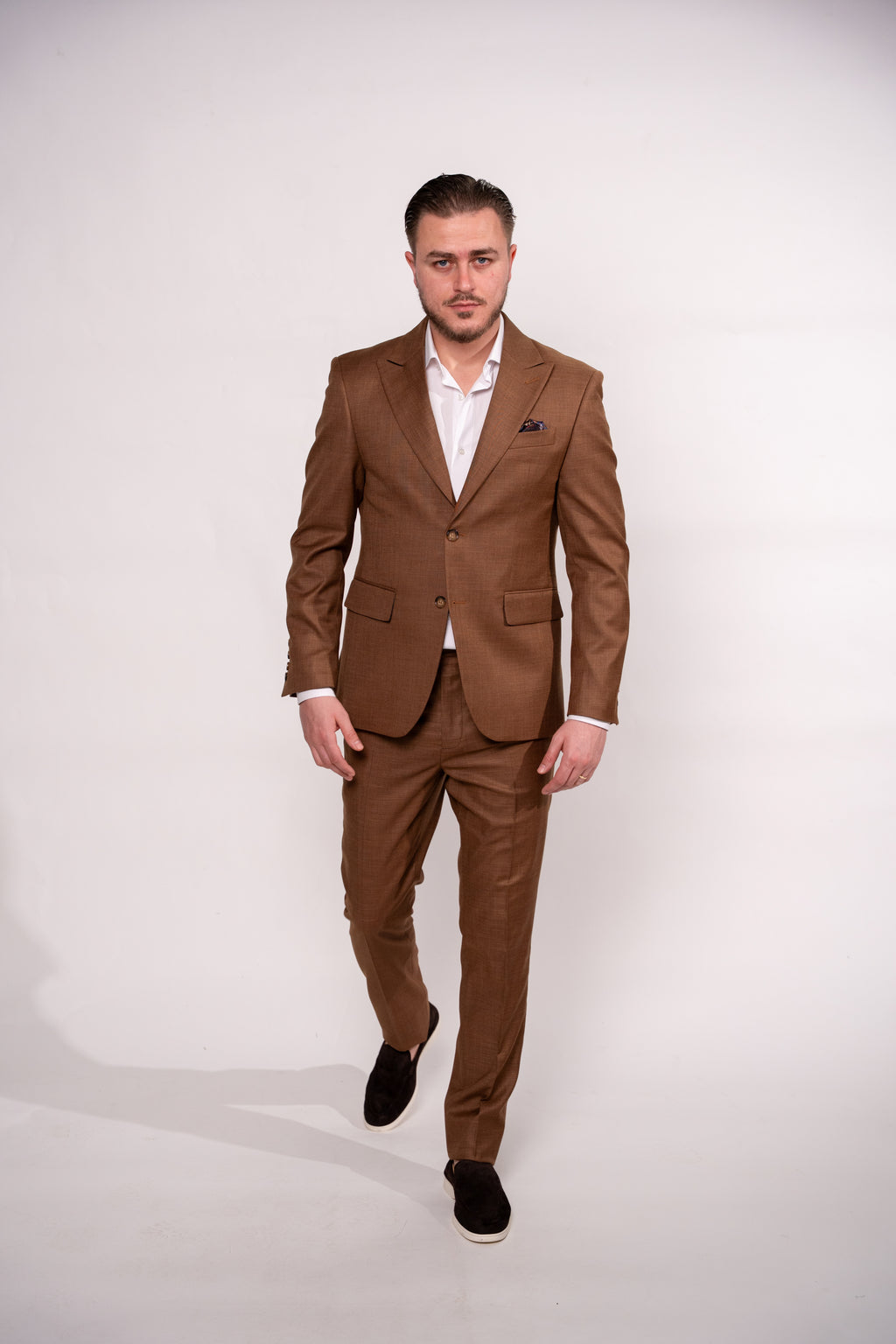 Light beige men's costume by Nisa, featuring a tailored jacket and trousers, perfect for formal occasions.