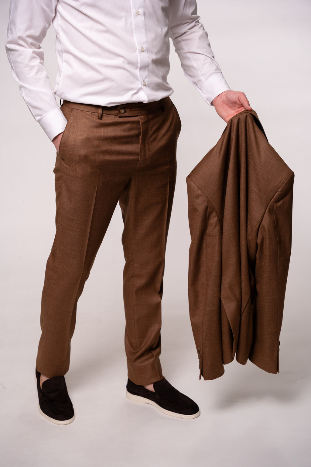 Light brown men's costume by Nisa, featuring a tailored fit and classic design, perfect for formal occasions.