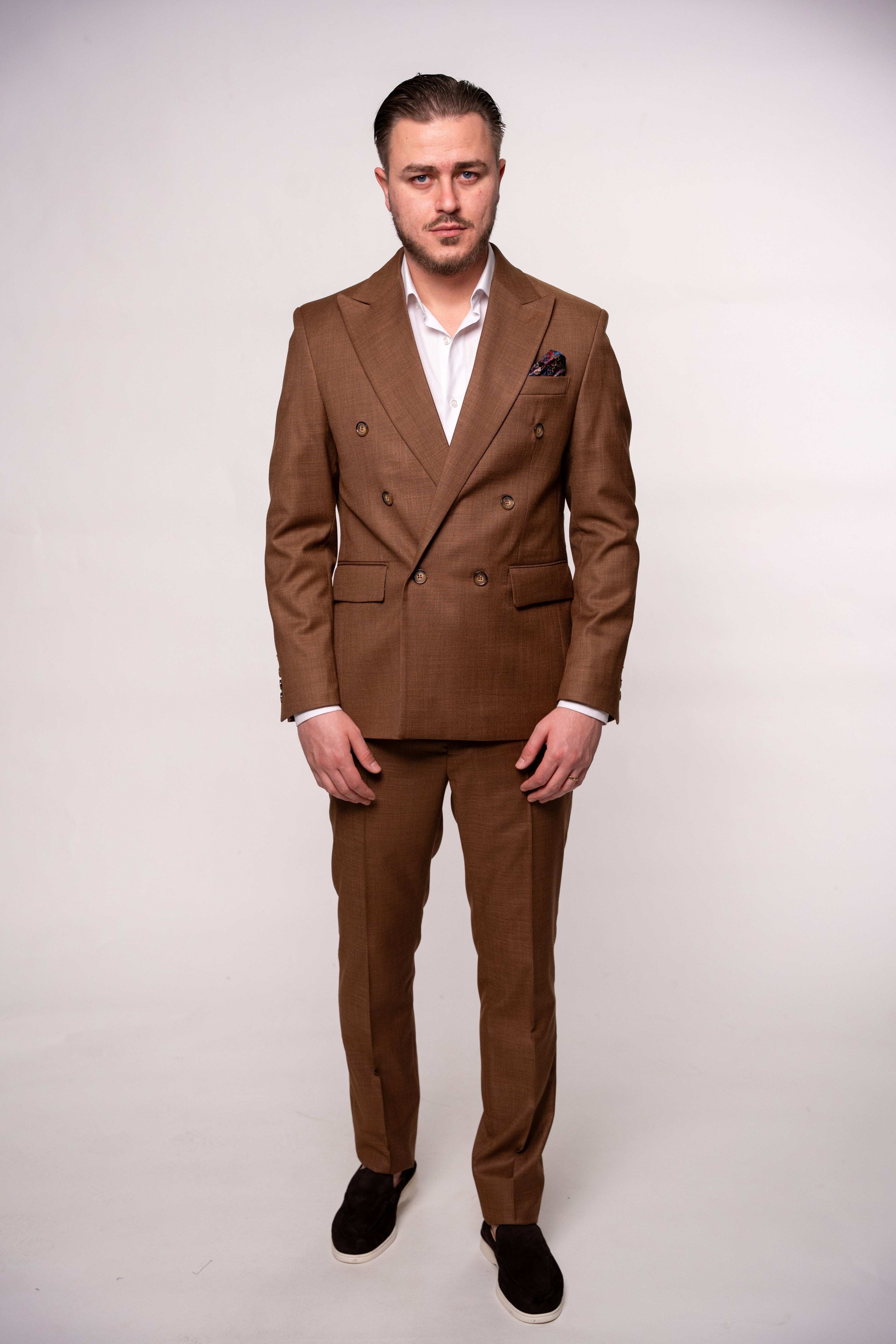 Costum barbati doua randuri de nasturi maro