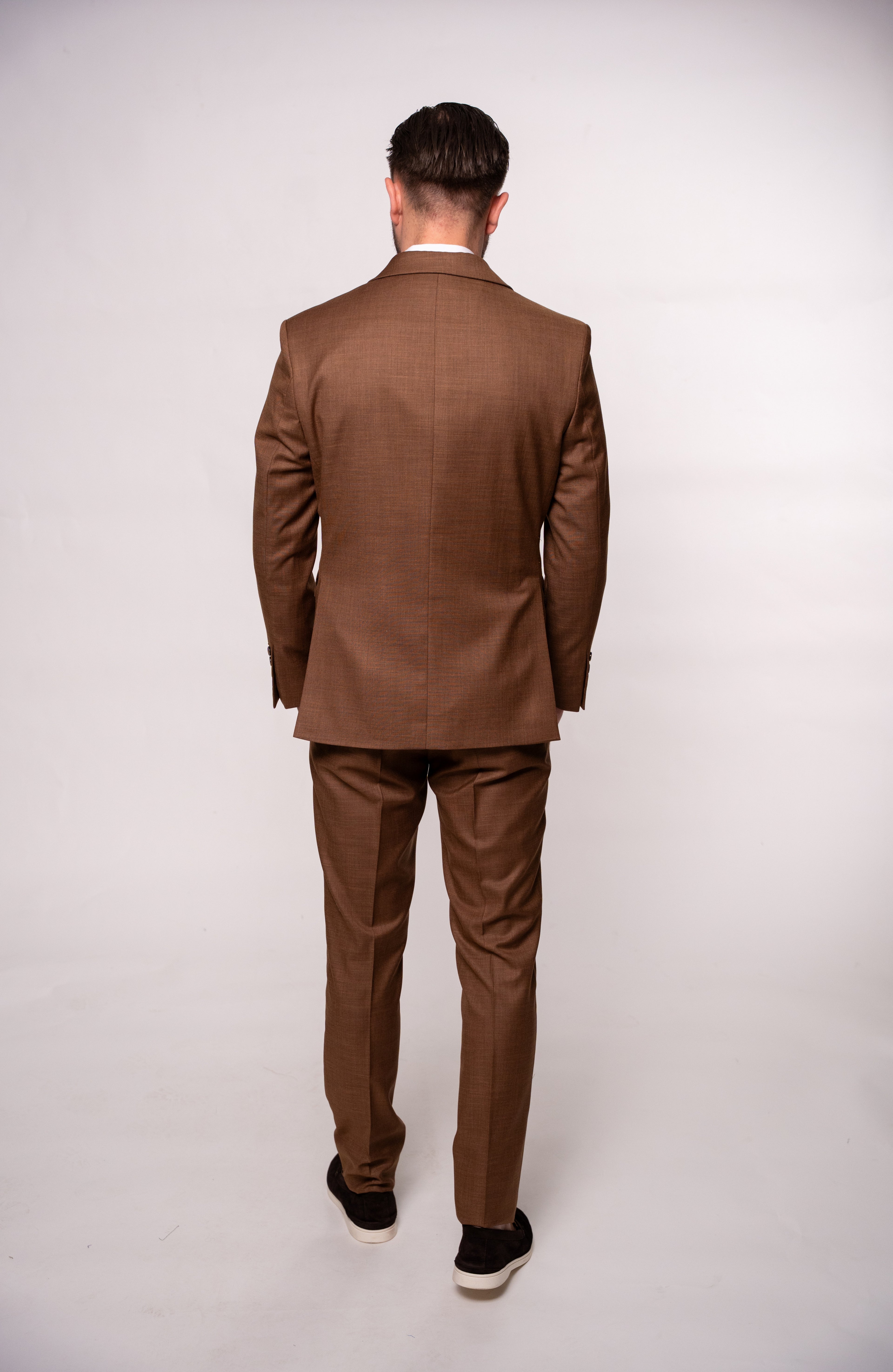 Costum barbati doua randuri de nasturi maro