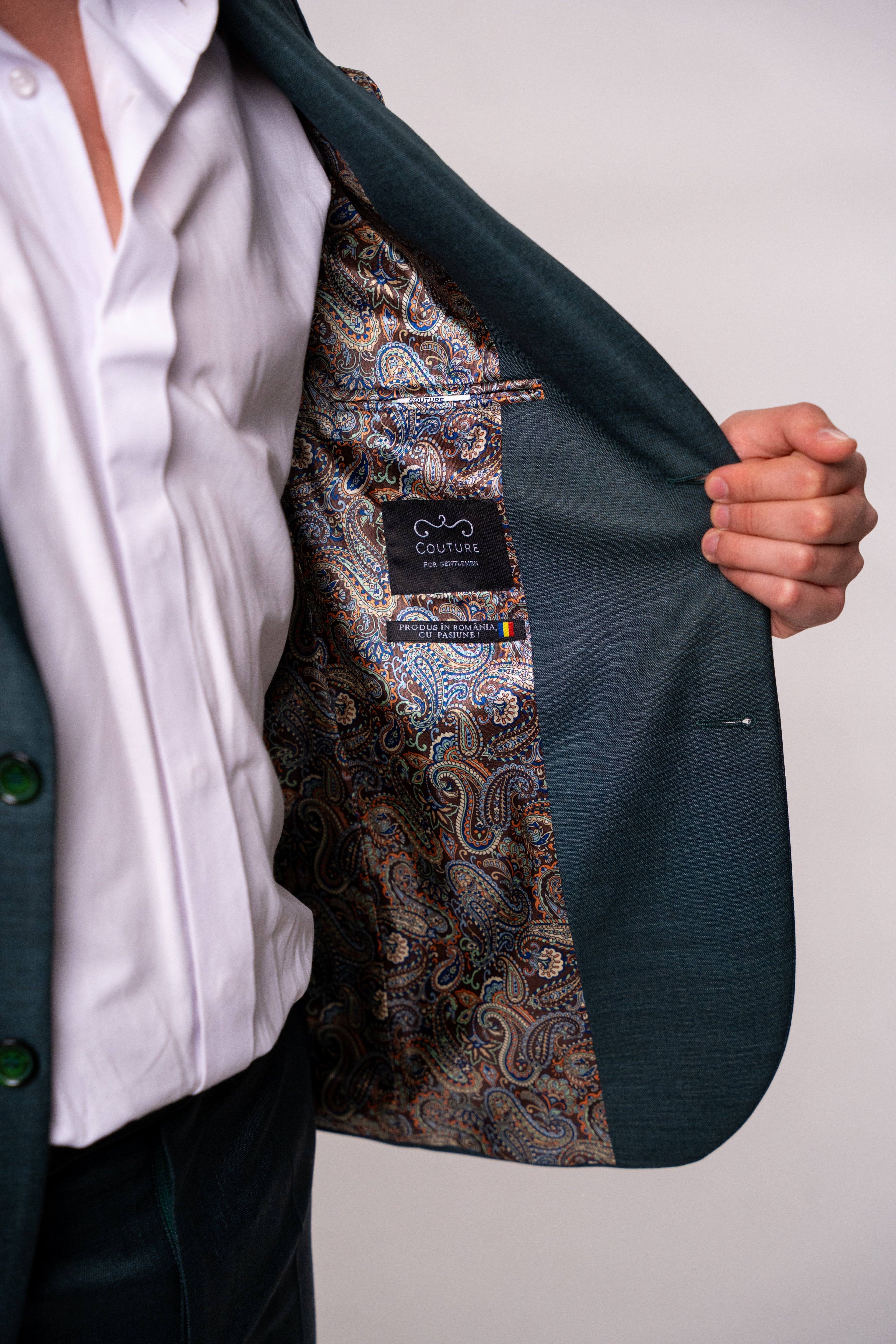 Dark green men's costume by Couture for Gentlemen, featuring tailored fit and stylish details, shown in image DSC6133.