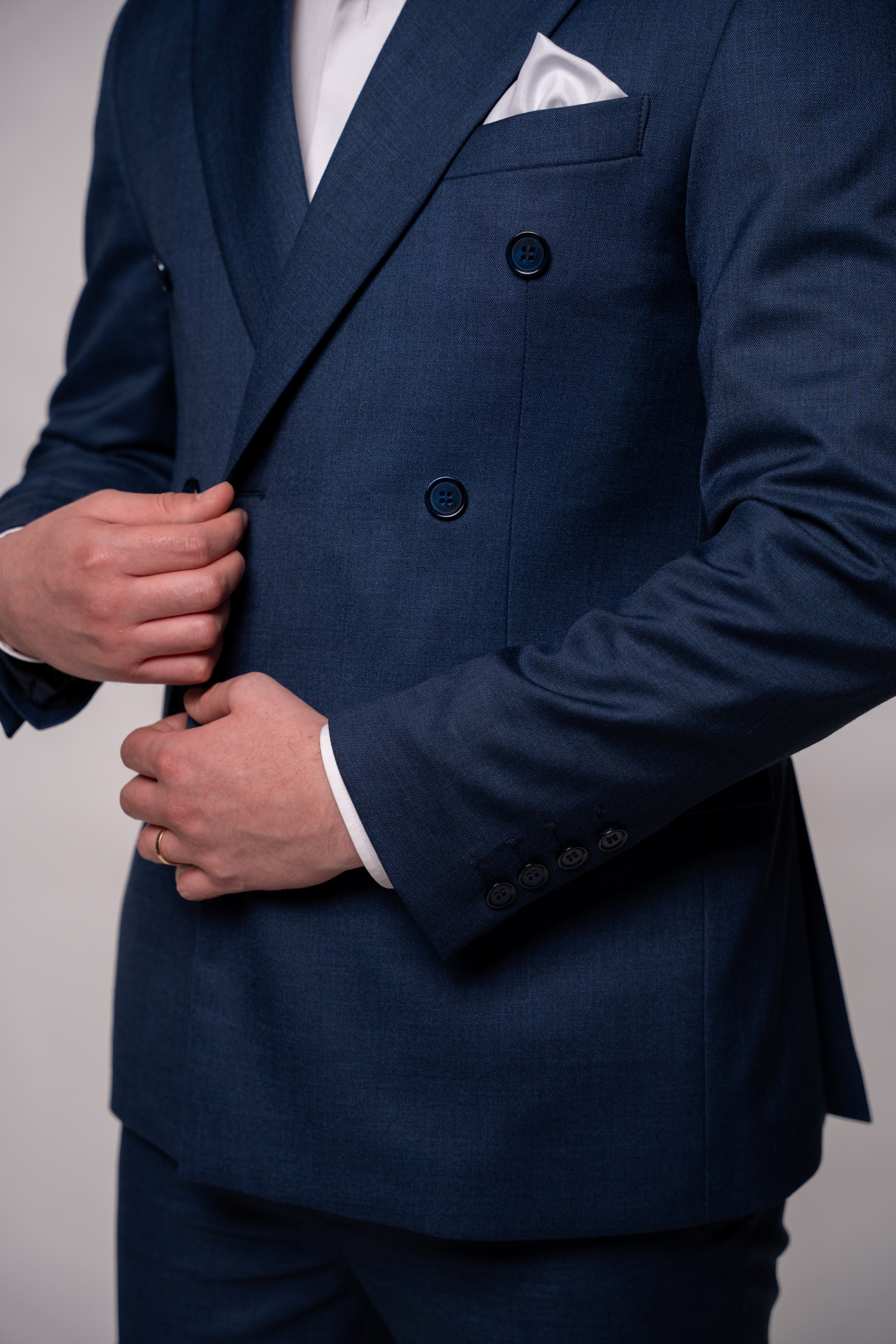 Costum barbati doua randuri de nasturi bleumarin texturat