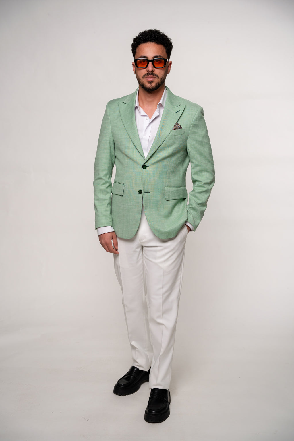 Elegant men's suit Puglia CFGT07 by Couture for Gentlemen, shown in a detailed image highlighting the tailored fit and fabric.