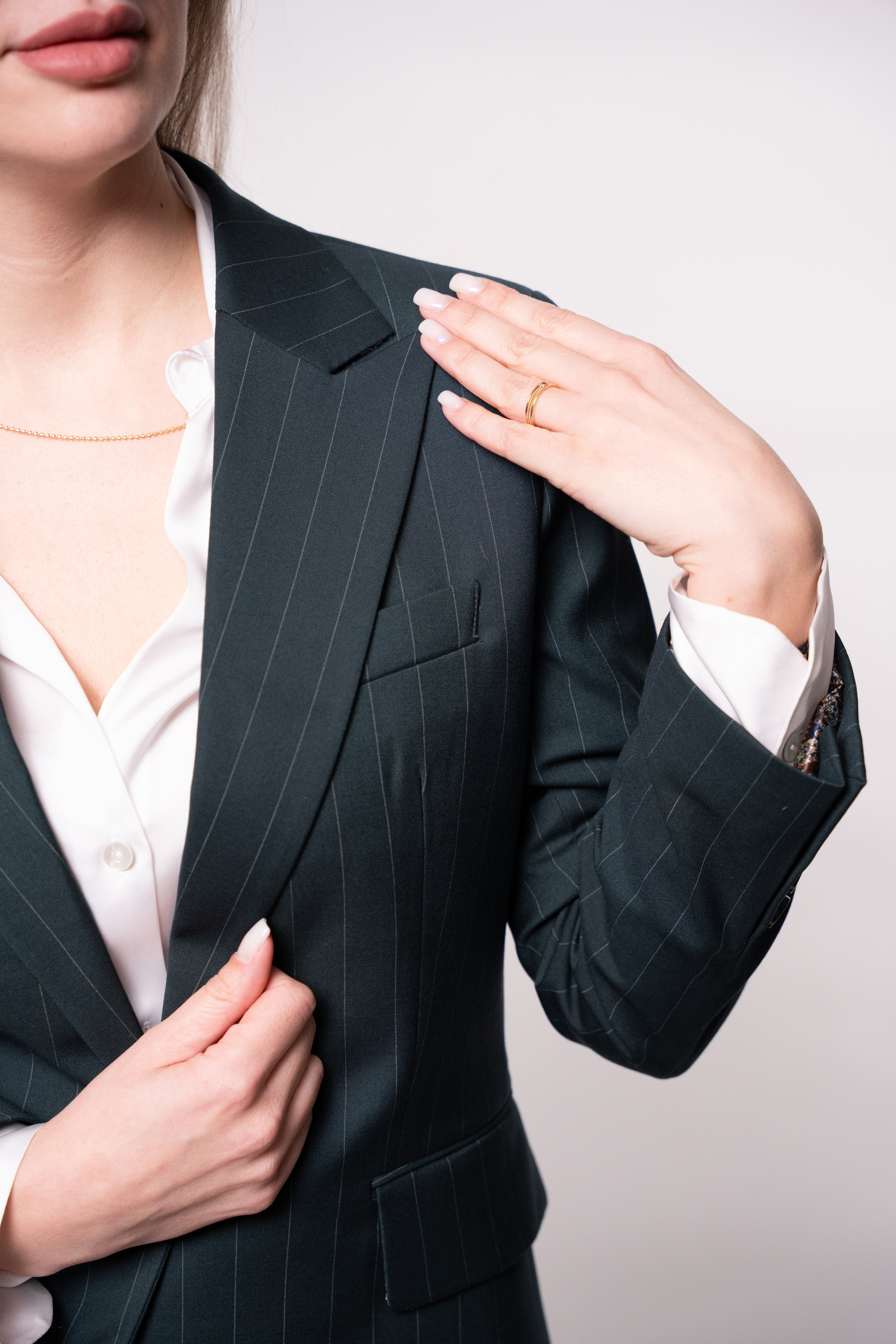 Costum business dama verde dungi