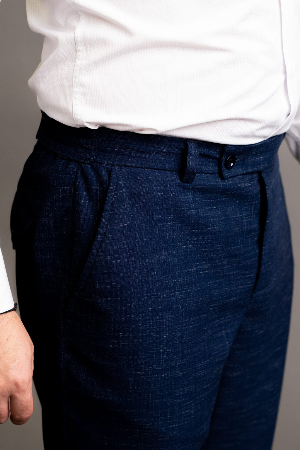 Costum bleumarin cu texturi office