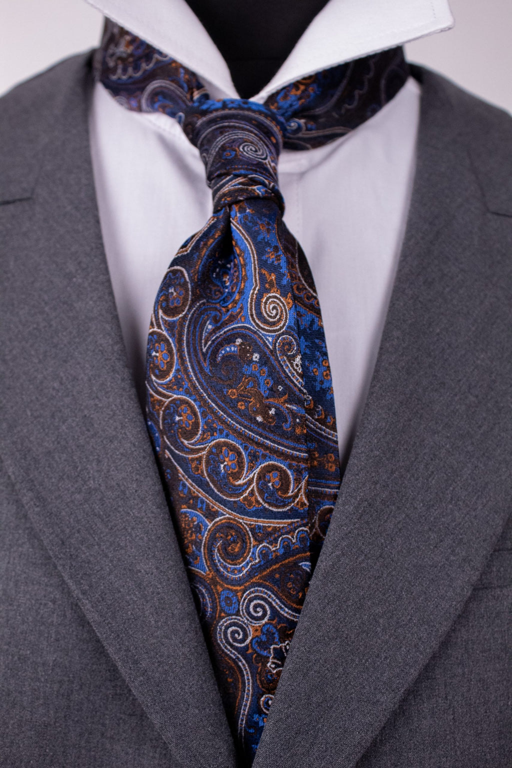 Blue floral silk cravat featuring intricate floral patterns, perfect for elegant men's fashion.