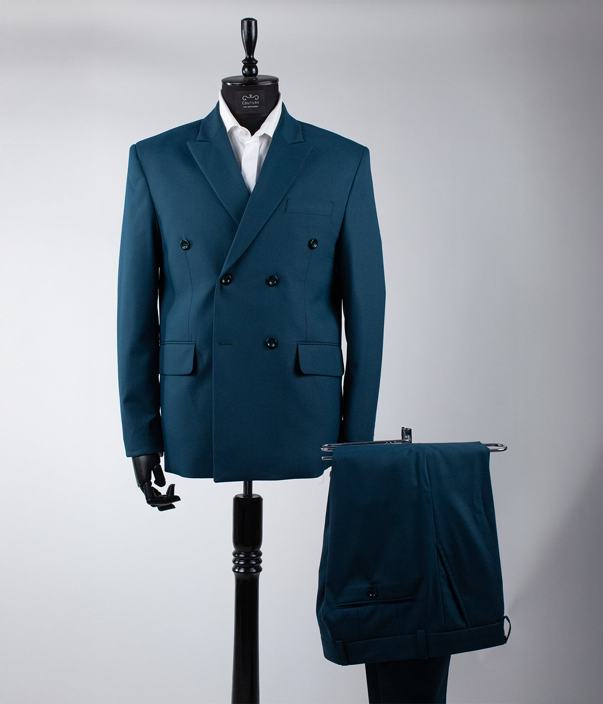 costum la doua randuri de nasturi verde smarald