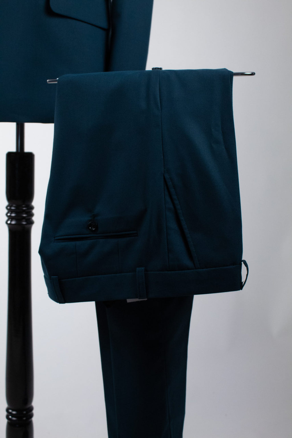 Costum la doua randuri de nasturi verde smarald de Santorini CFG07-2r