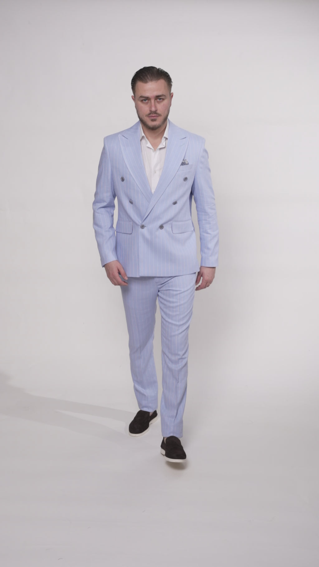 Costum la doua randuri de nasturi din in baby blue dungi