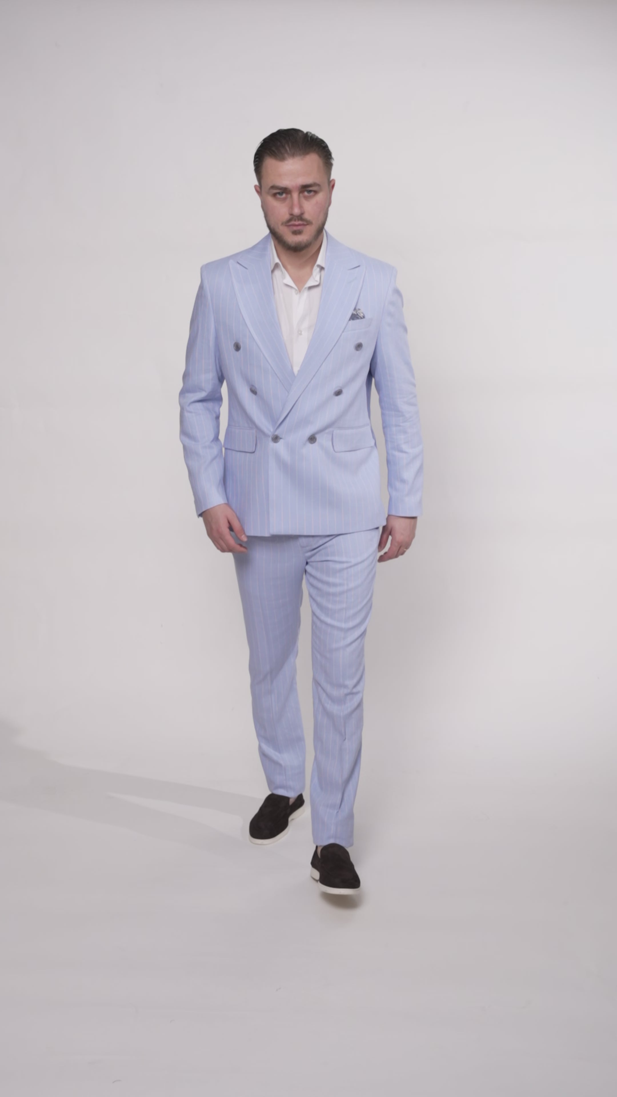 Costum la doua randuri de nasturi din in baby blue dungi