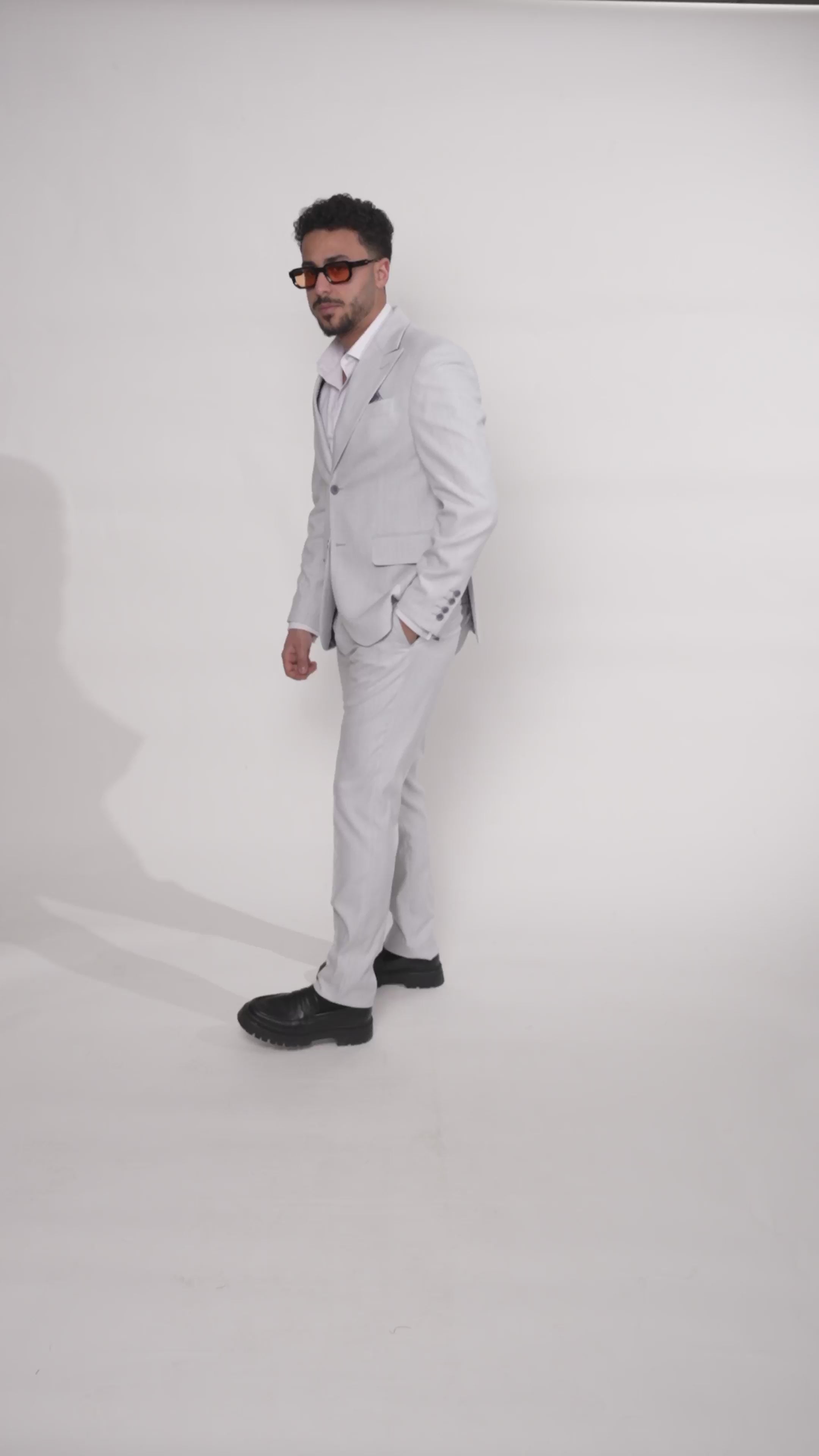 Costum barbati gri deschis in carouri