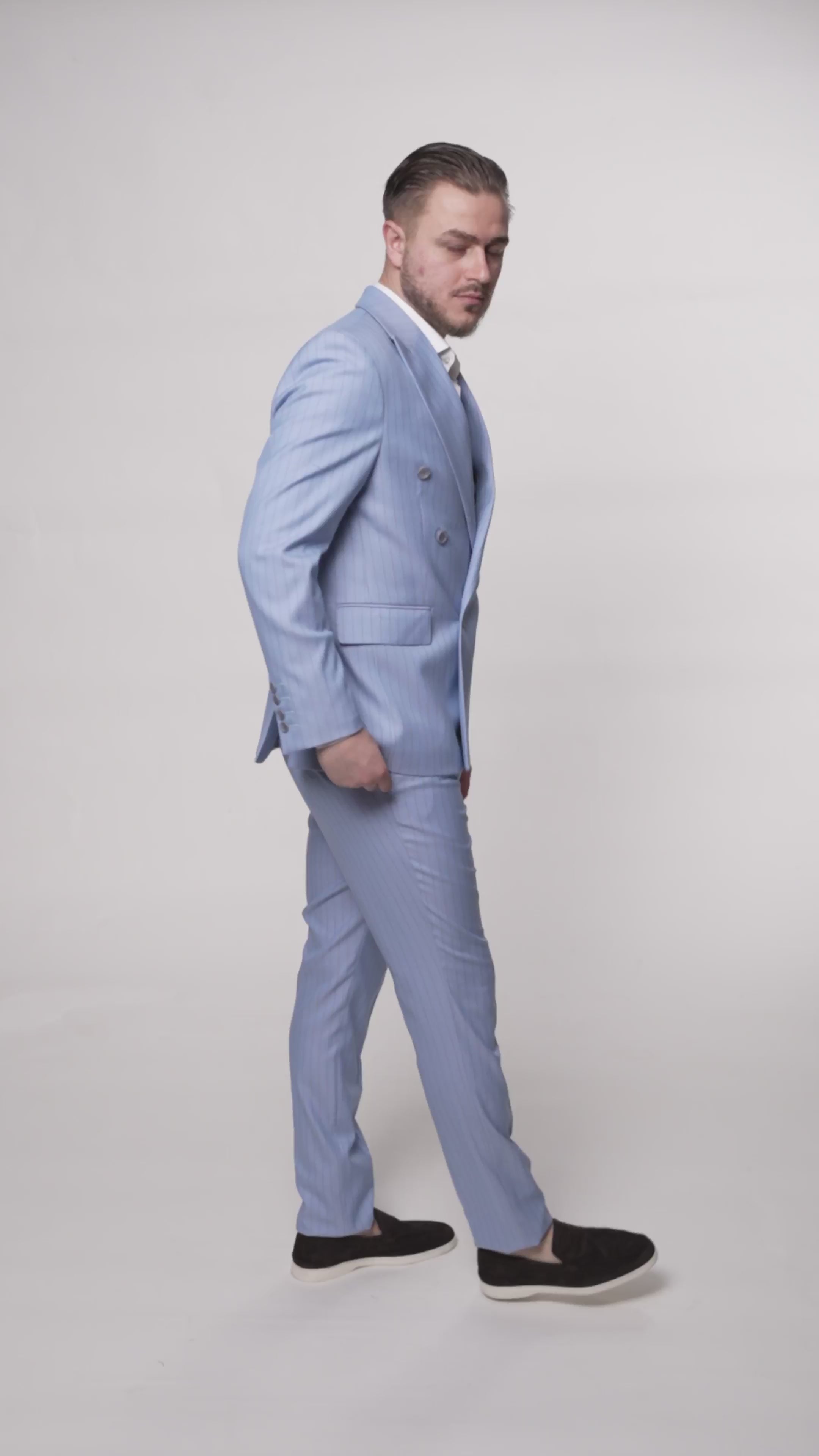 Costum la doua randuri de nasturi albastru deschis dungi