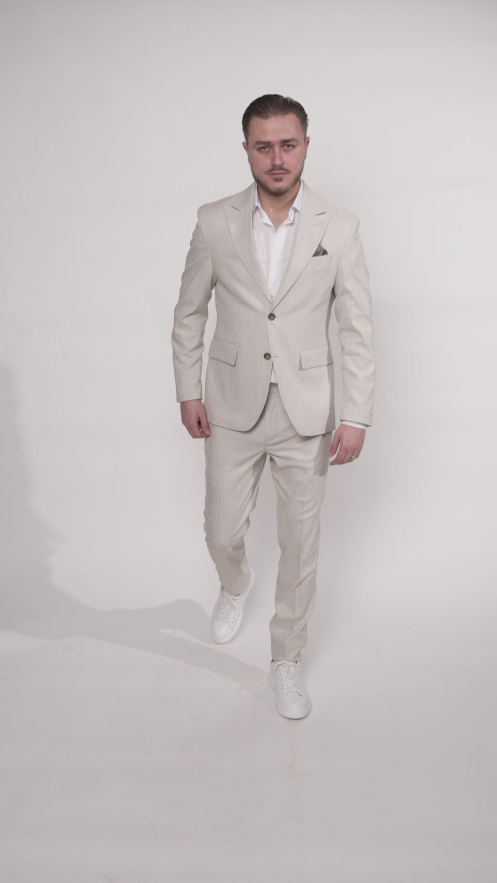 Costum barbati bej deschis in carouri