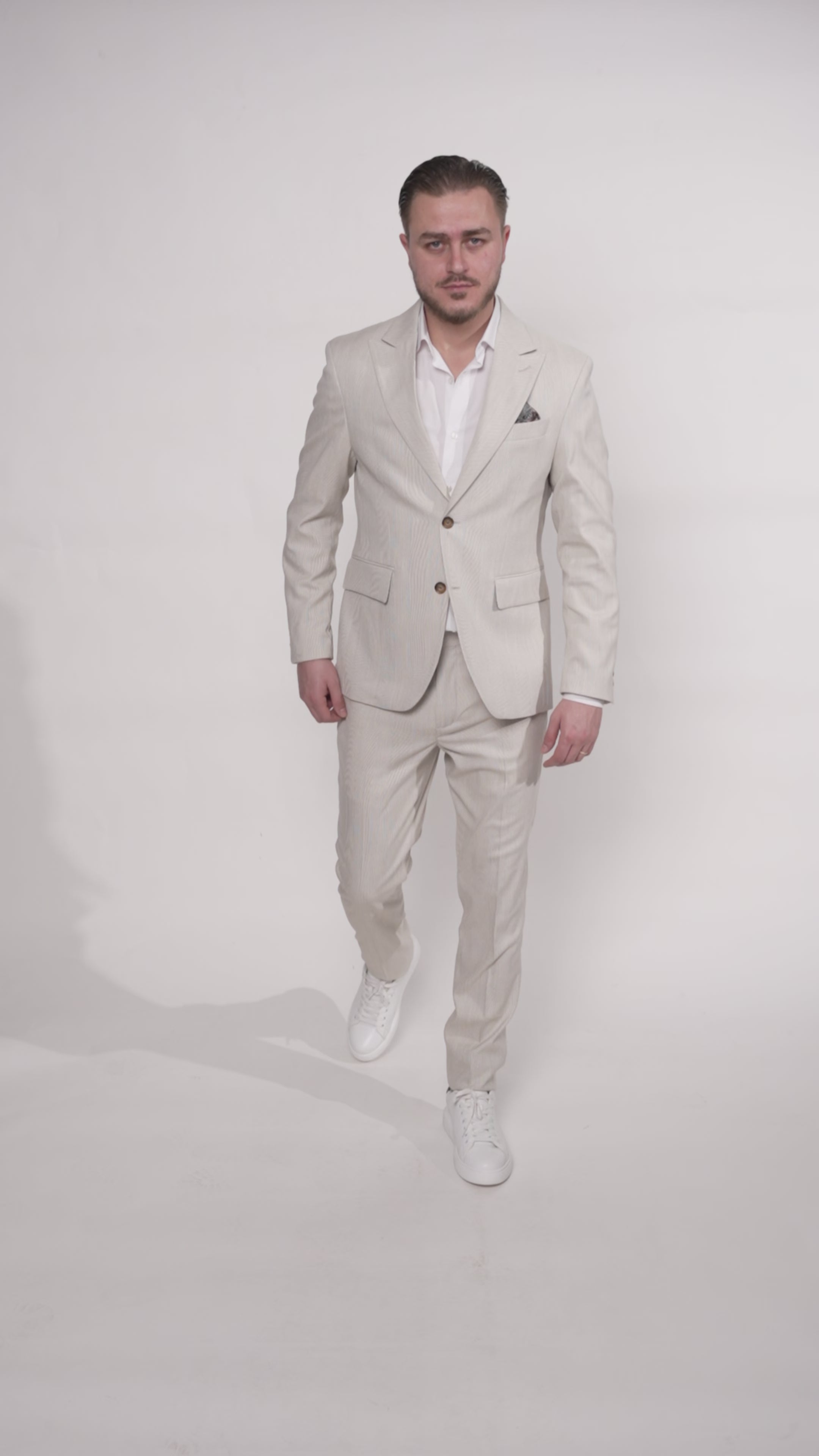 Costum barbati bej deschis in carouri