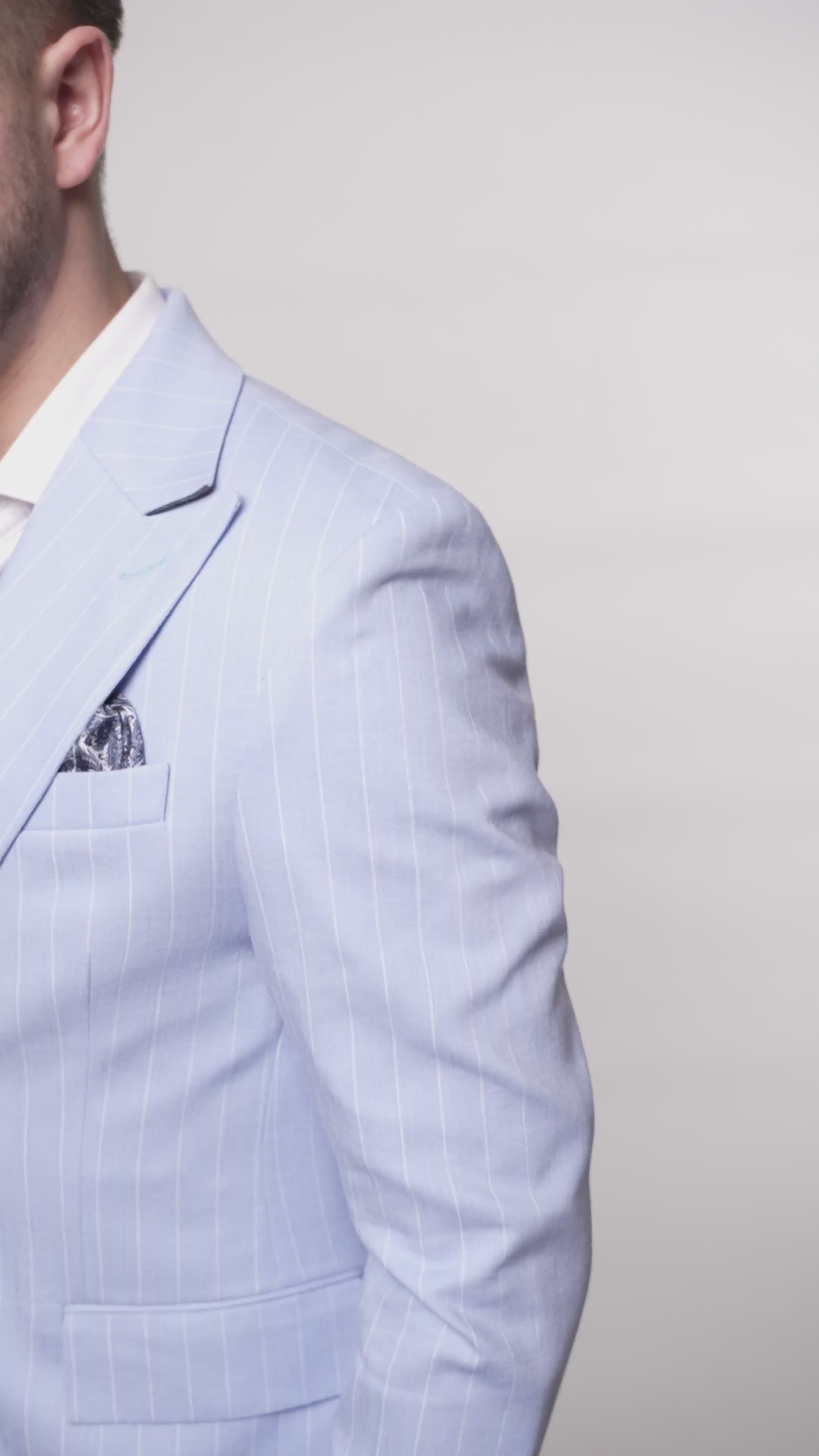 Costum barbati din in baby blue dungi